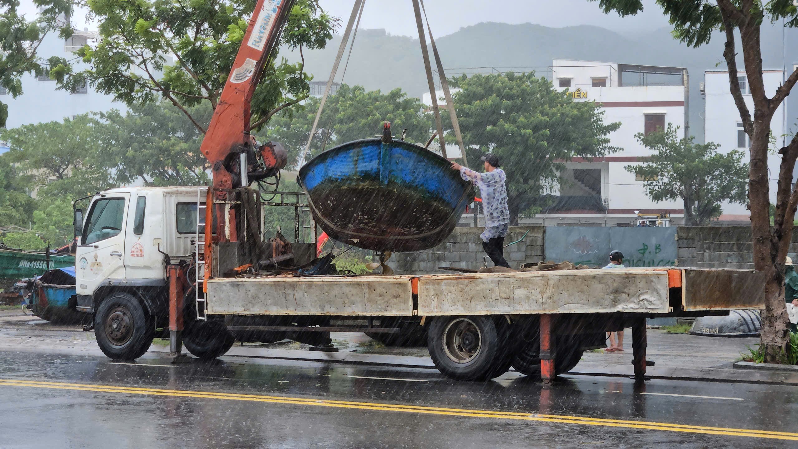 Ngư dân Đà Nẵng đội mưa cẩu thuyền thúng lên bờ tránh bão số 4