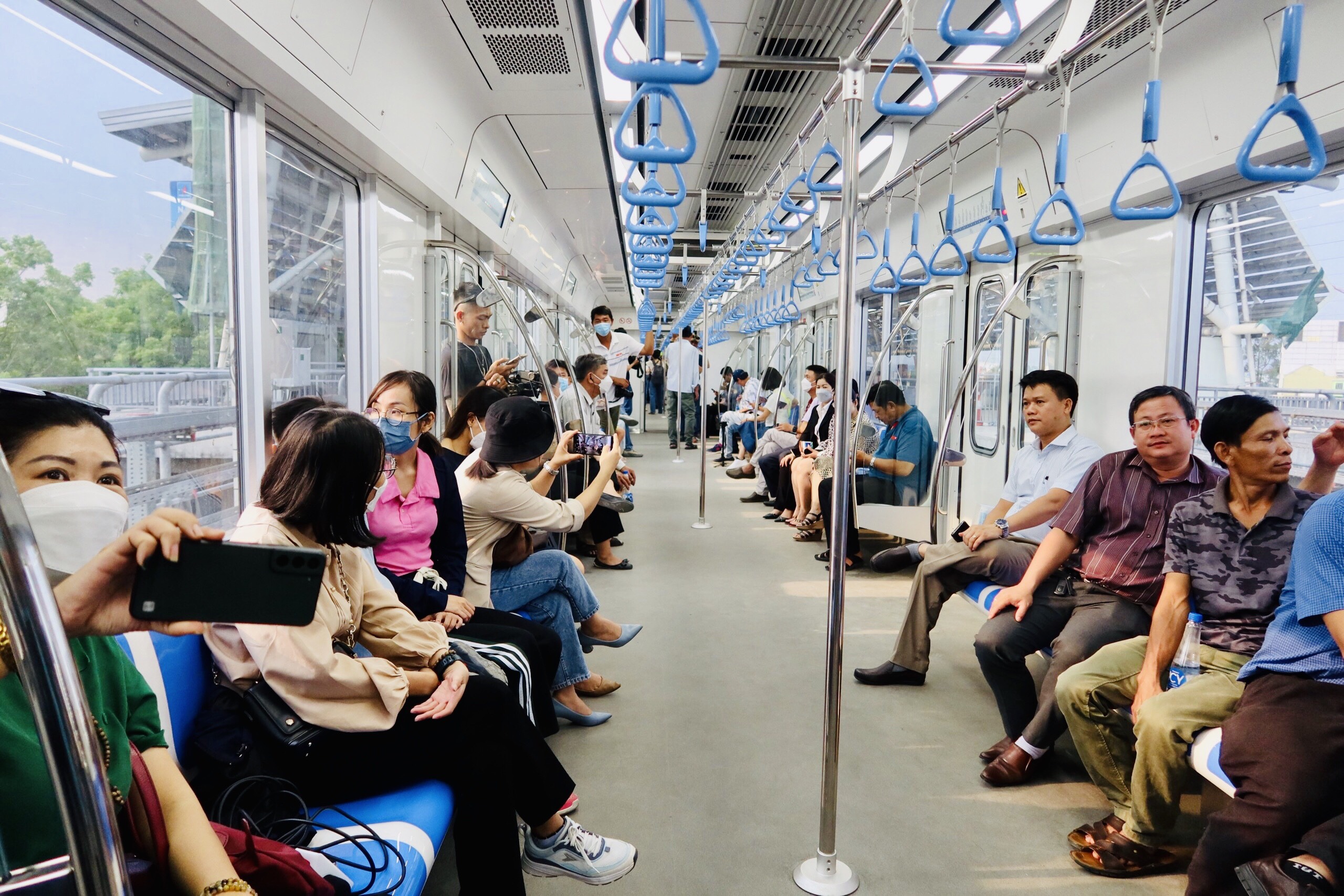 Người dân TP.HCM thích thú khi trải nghiệm tàu Metro trên cao