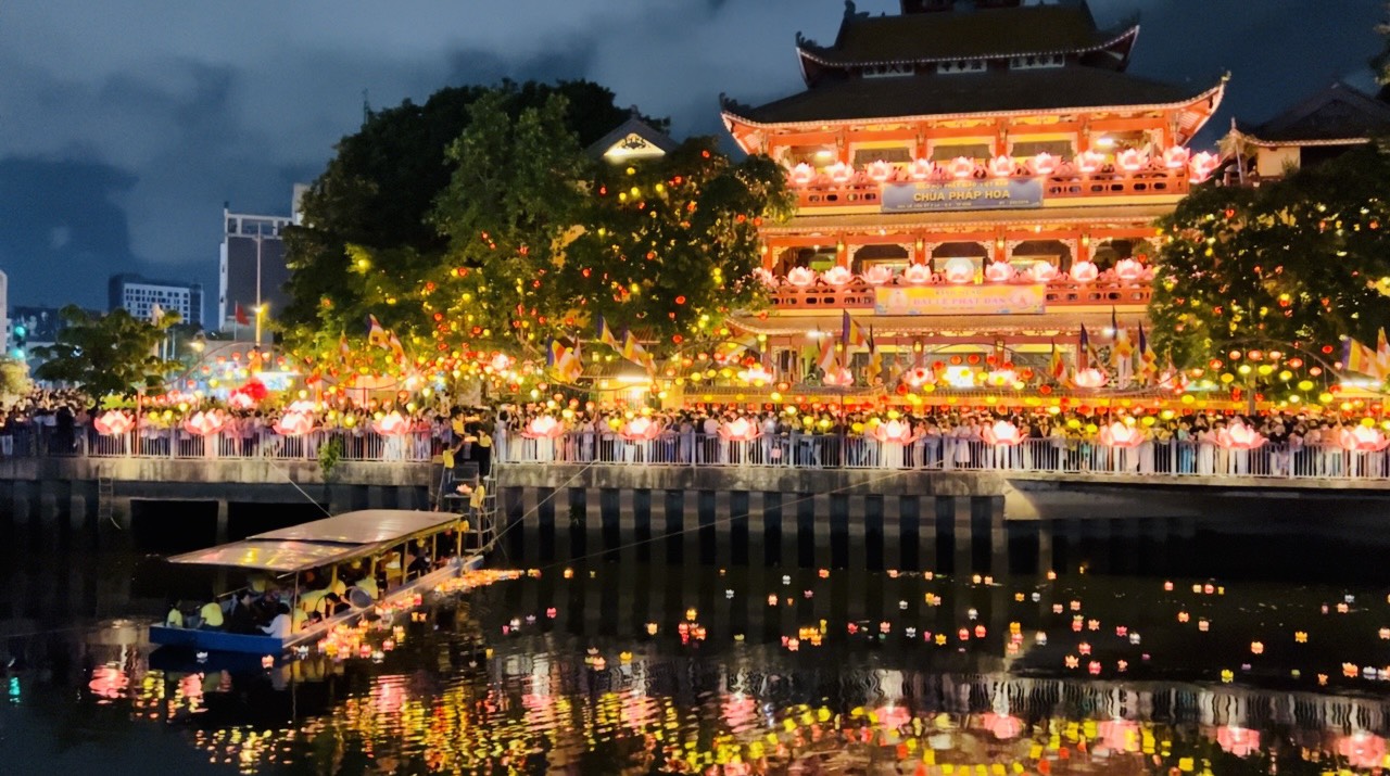 Hơn 7.000 đèn hoa đăng lung linh trên kênh Nhiêu Lộc - Thị Nghè