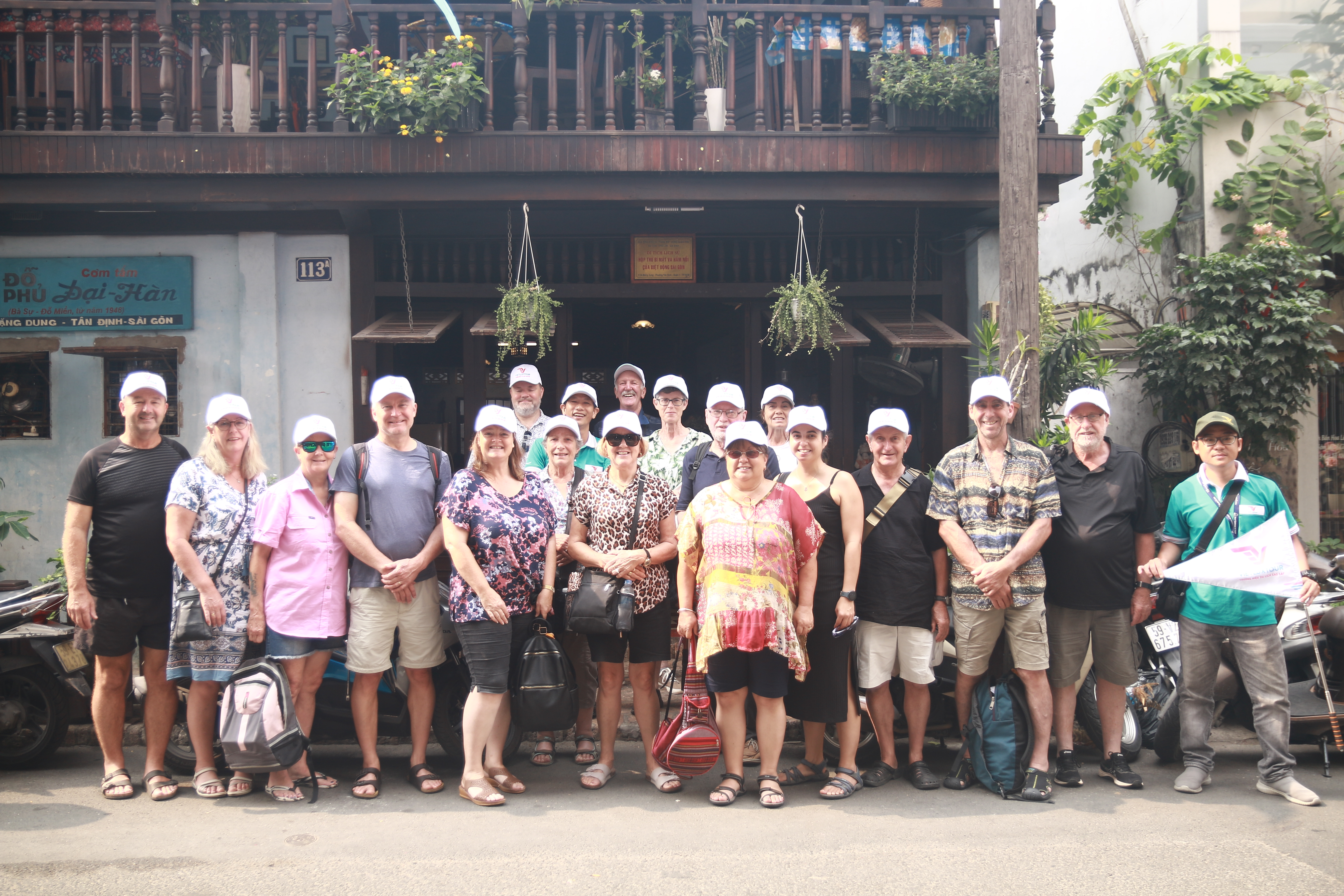 Đoàn khách Úc hào hứng tham quan tour Biệt động Sài Gòn