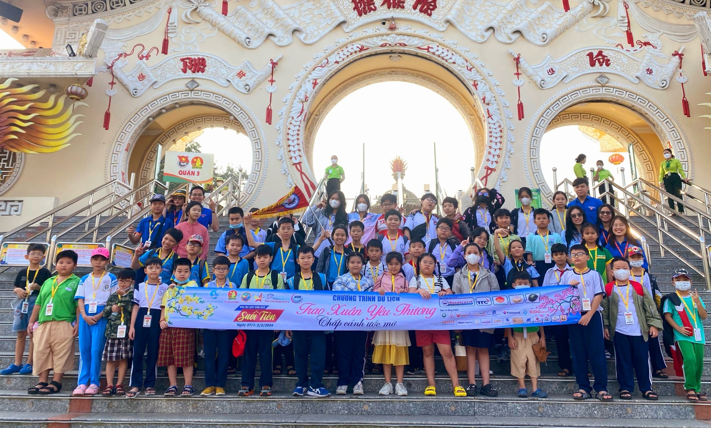 Chùm ảnh: Tour du lịch 'Trao xuân yêu thương' cho 3.000 trẻ em mồ côi ở TP.HCM