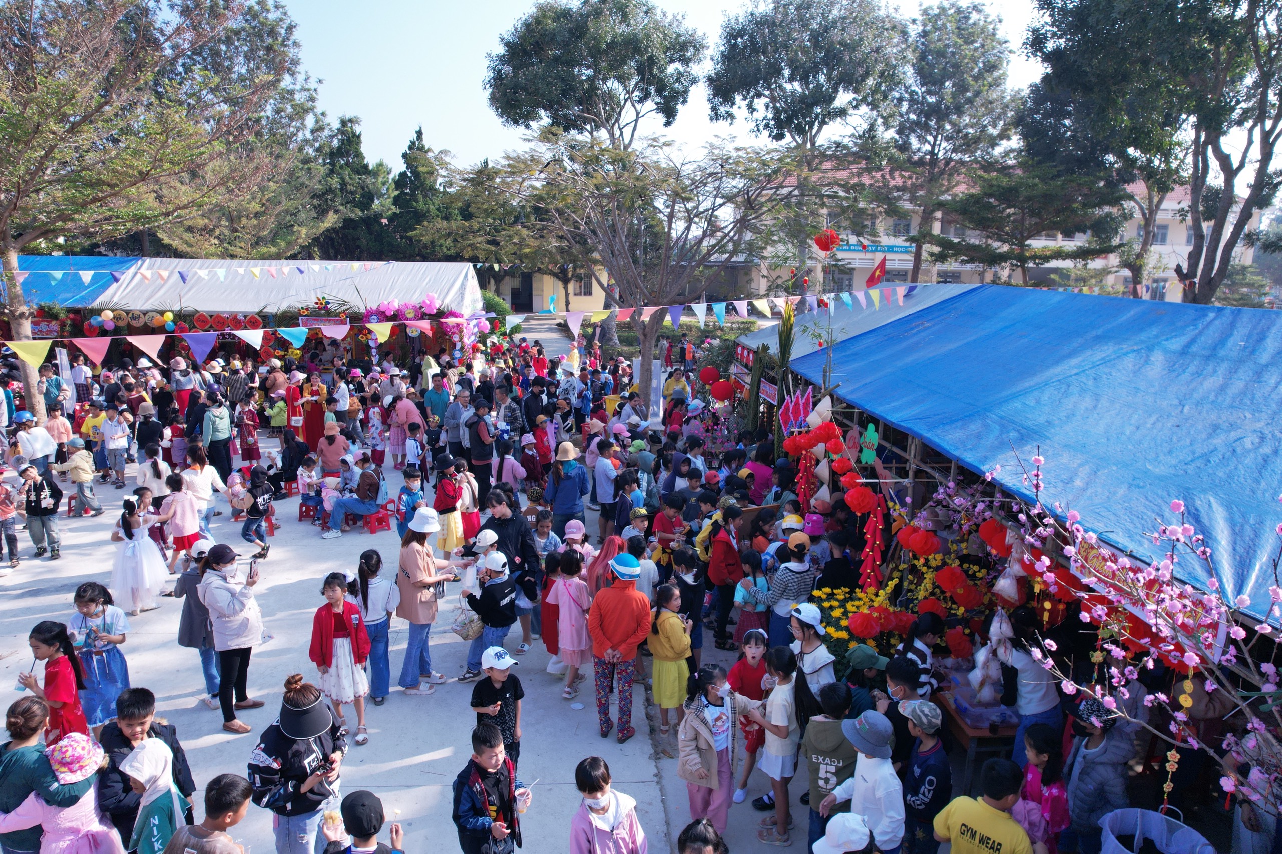 Nhộn nhịp hội chợ xuân tại trường tiểu học ở Lâm Đồng 