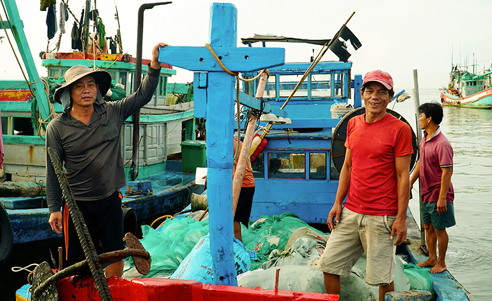 Ngư dân tỉnh Bình Thuận phấn khởi chuẩn bị cho chuyến ra khơi mới nhiều hy vọng bội thu. 