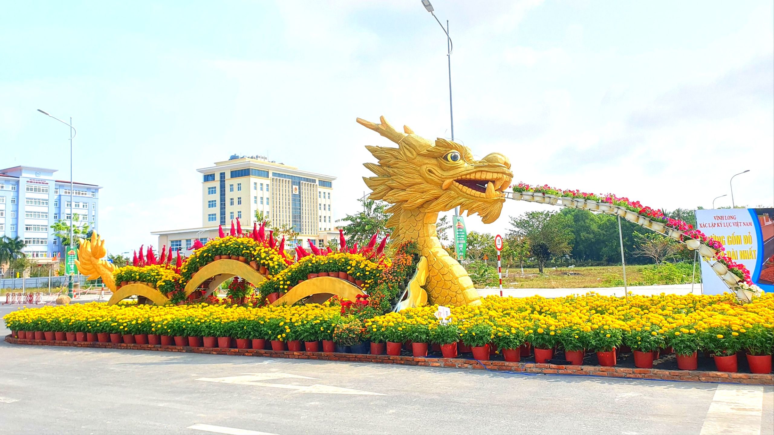 Linh vật rồng ở Vĩnh Long dẫn đầu đường gốm và hoa dài nhất Việt Nam 
