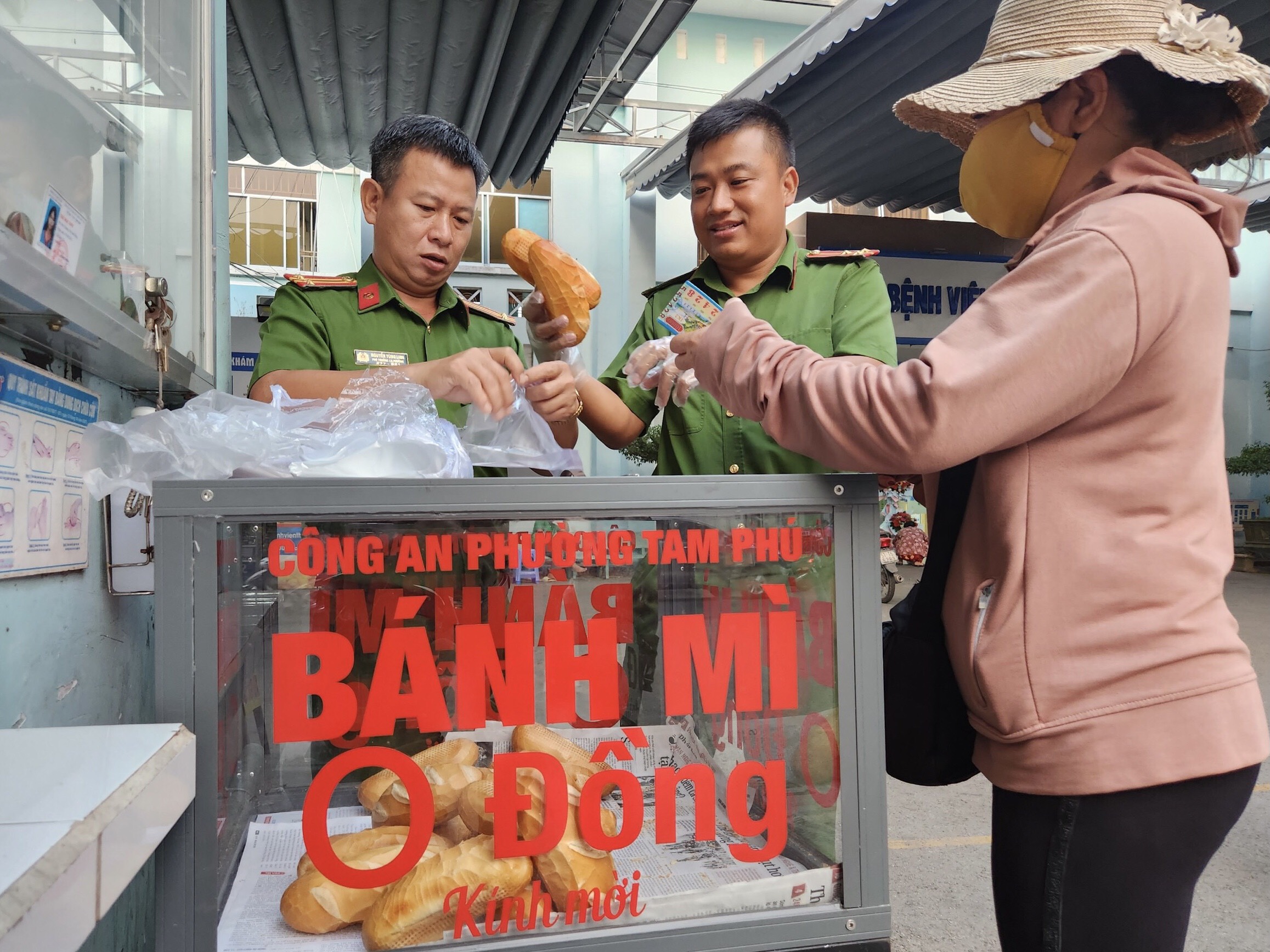 “Tủ bánh mì 0 đồng” của Công an phường Tam Phú, TP Thủ Đức