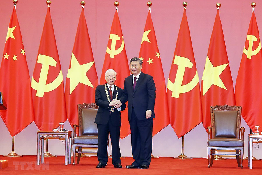 Tổng Bí thư, Chủ tịch Trung Quốc Tập Cận Bình tặng Huân chương Hữu nghị cho Tổng Bí thư Nguyễn Phú Trọng tại Bắc Kinh vào năm 2022.