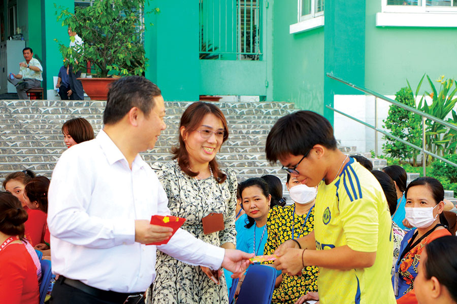 Phó Chủ tịch UBND TP.HCM Dương Anh Đức lì xì cho trẻ em có hoàn cảnh đặc biệt tại Trung tâm Bảo trợ trẻ em Tam Bình.
