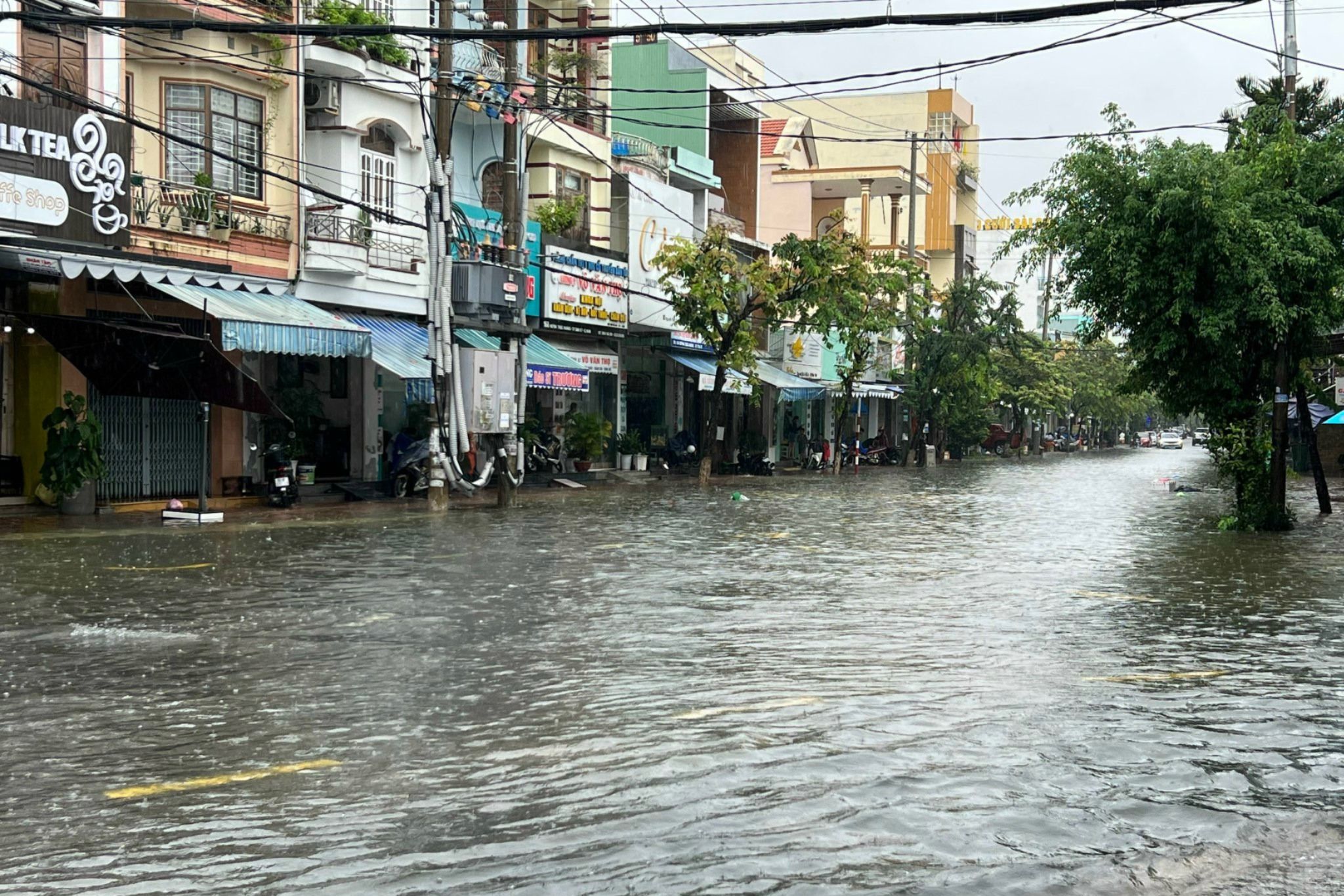 Mưa trắng trời, nhiều tuyến đường ở TP Tam Kỳ ngập sâu