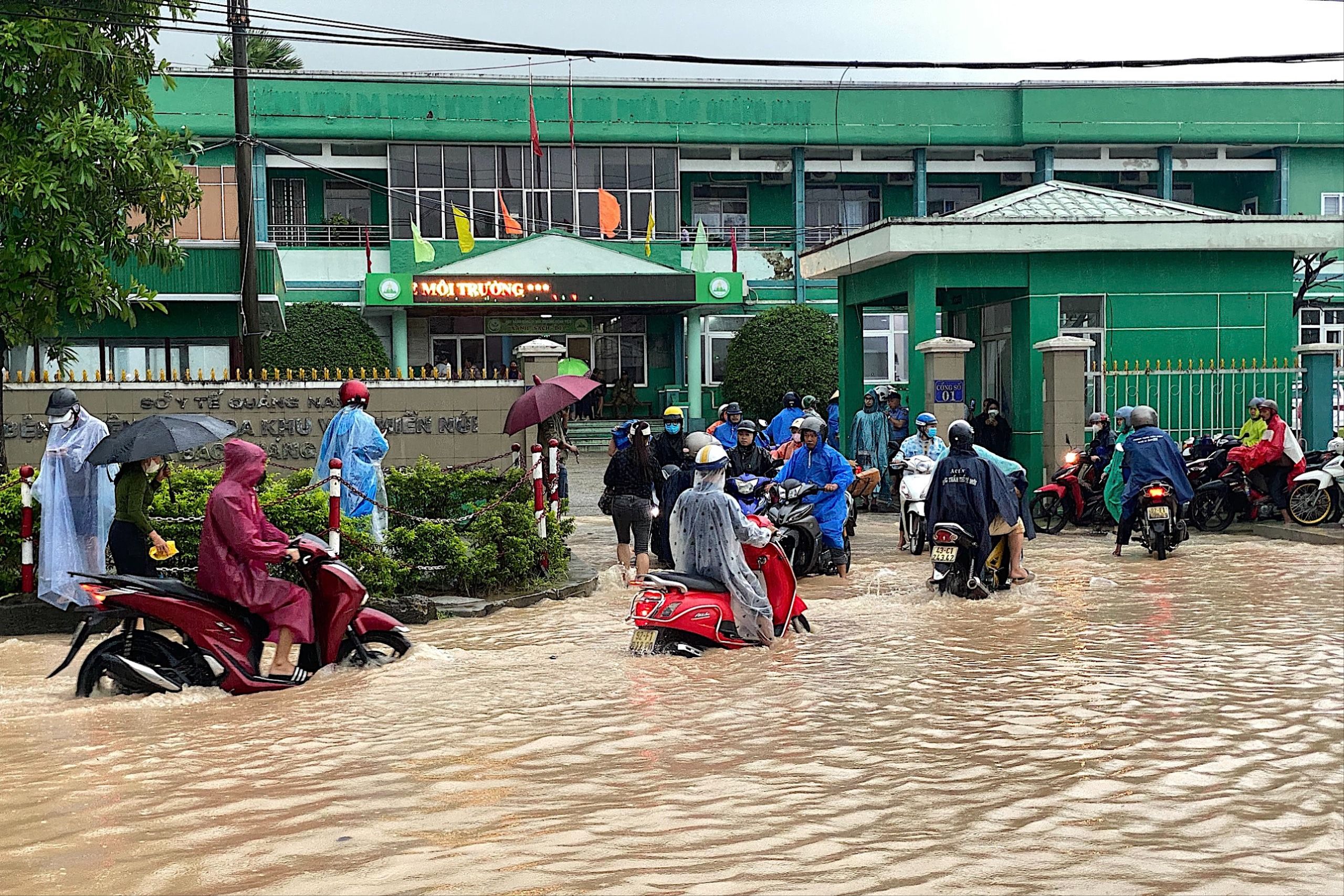 Vùng rốn lũ Quảng Nam ngập sâu, người dân lội nước ngày đầu tuần.