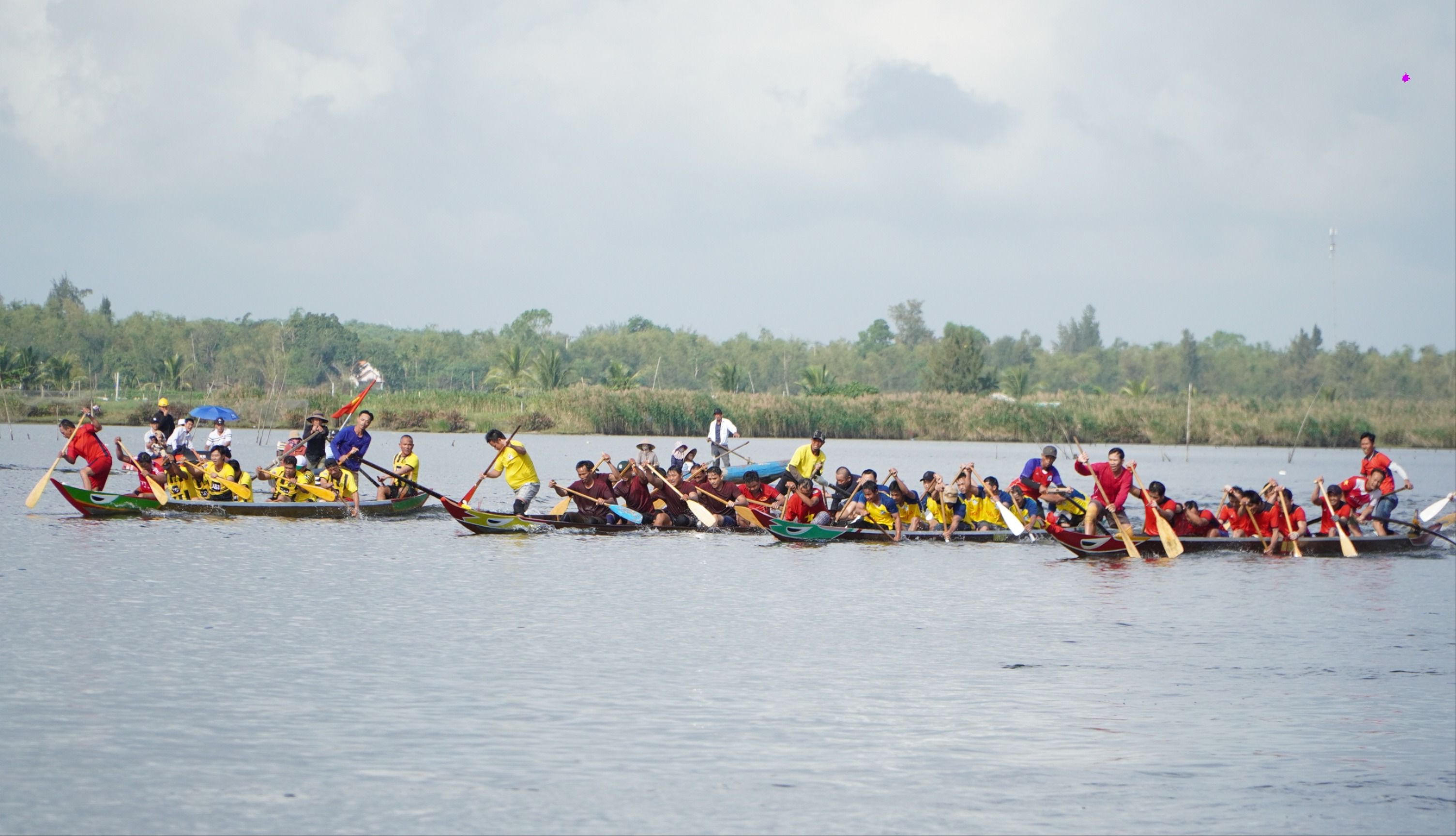 Hàng ngàn người dân đổ về hai bên bờ sông Trường Giang để theo dõi giải đua thuyền truyền thống xóm Đình. Ảnh: TN