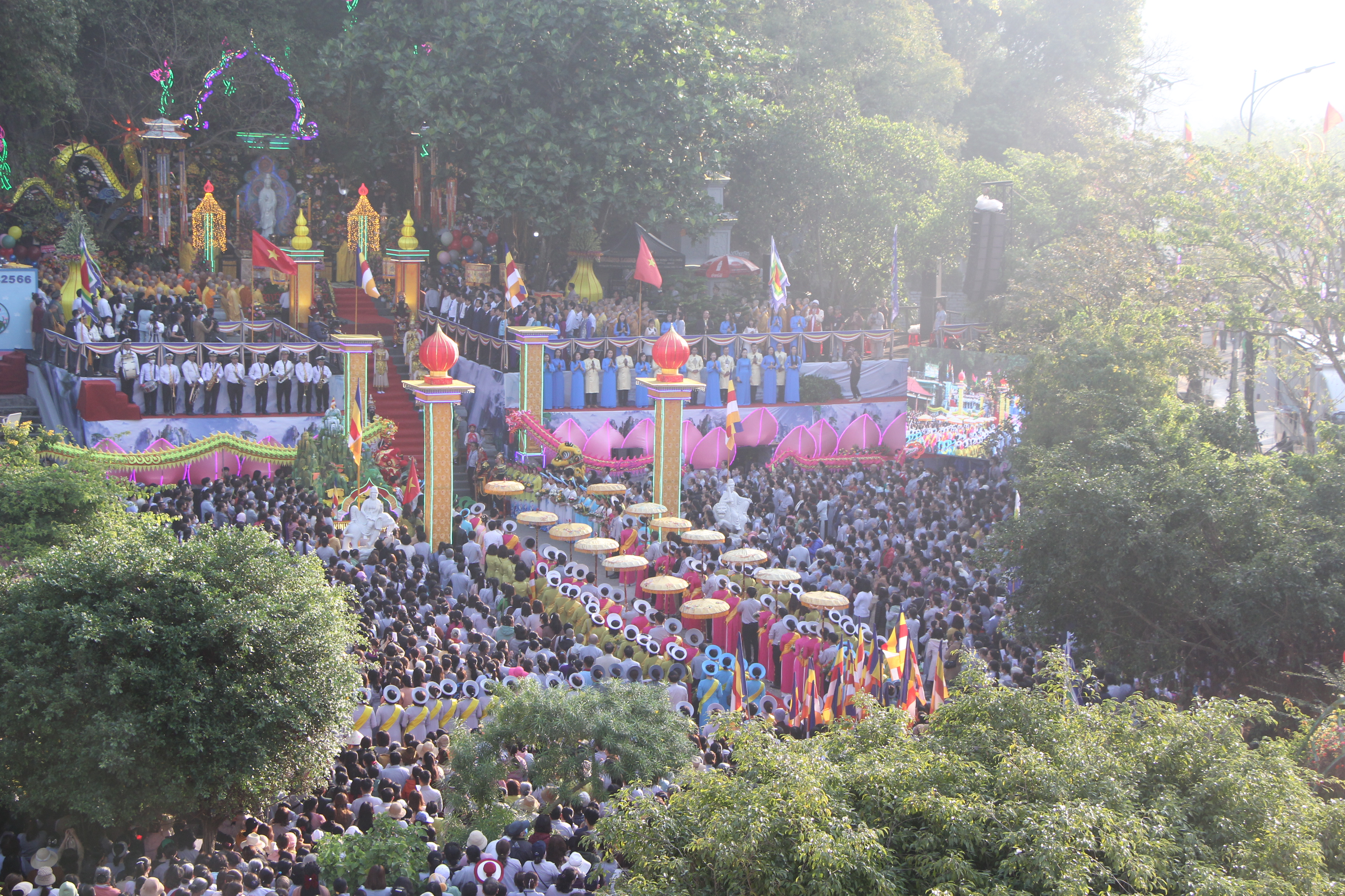 Hàng nghìn người về Đà Nẵng dự Lễ hội Quán Thế Âm 2023