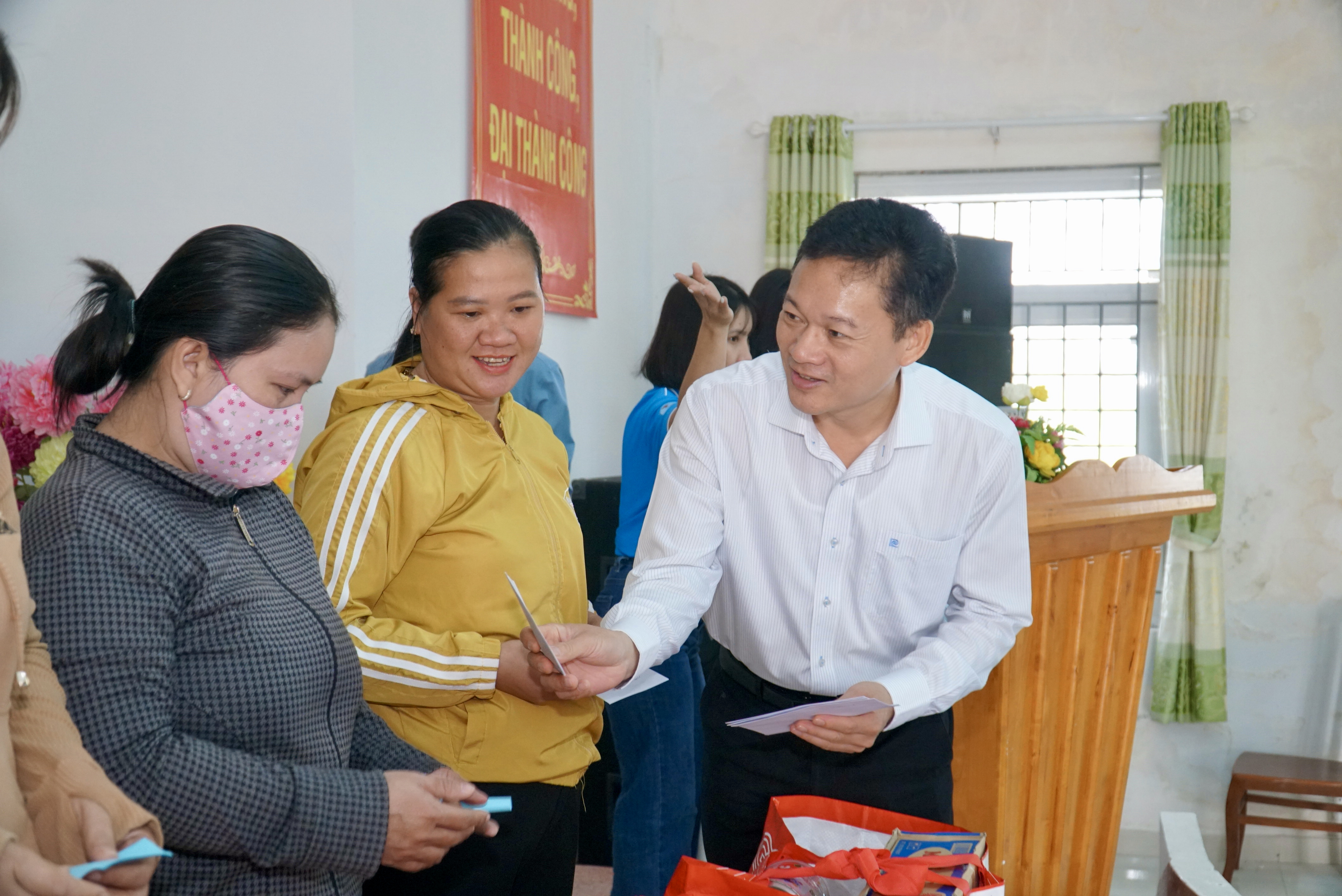 Báo Pháp Luật TP.HCM trao quà Tết đến bà con khó khăn xã Bình Khánh, Cần Giờ