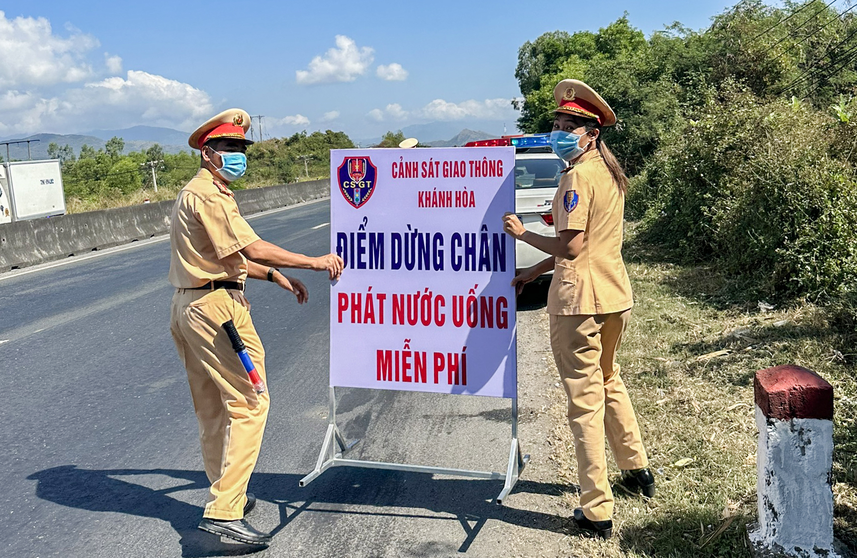 Cảnh sát giao thông Khánh Hòa tiếp sức hàng ngàn người dân về quê ăn Tết