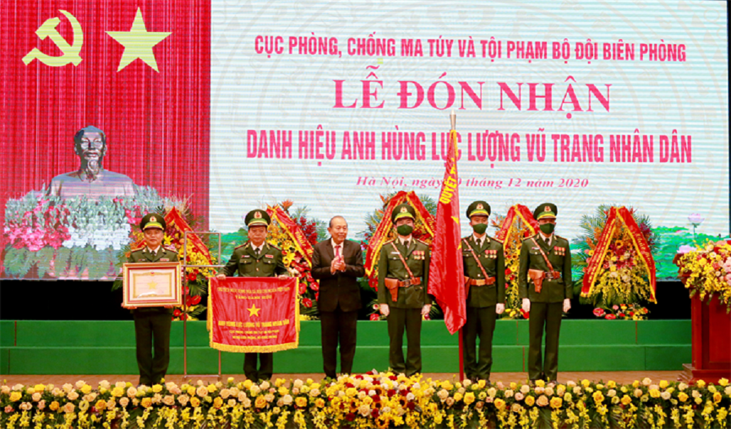 Phó Thủ tướng Thường trực Chính phủ Trương Hòa Bình trao tặng danh hiệu Anh hùng Lực lượng vũ trang nhân dân cho Cục phòng, chống ma túy và tội phạm BĐBP. 