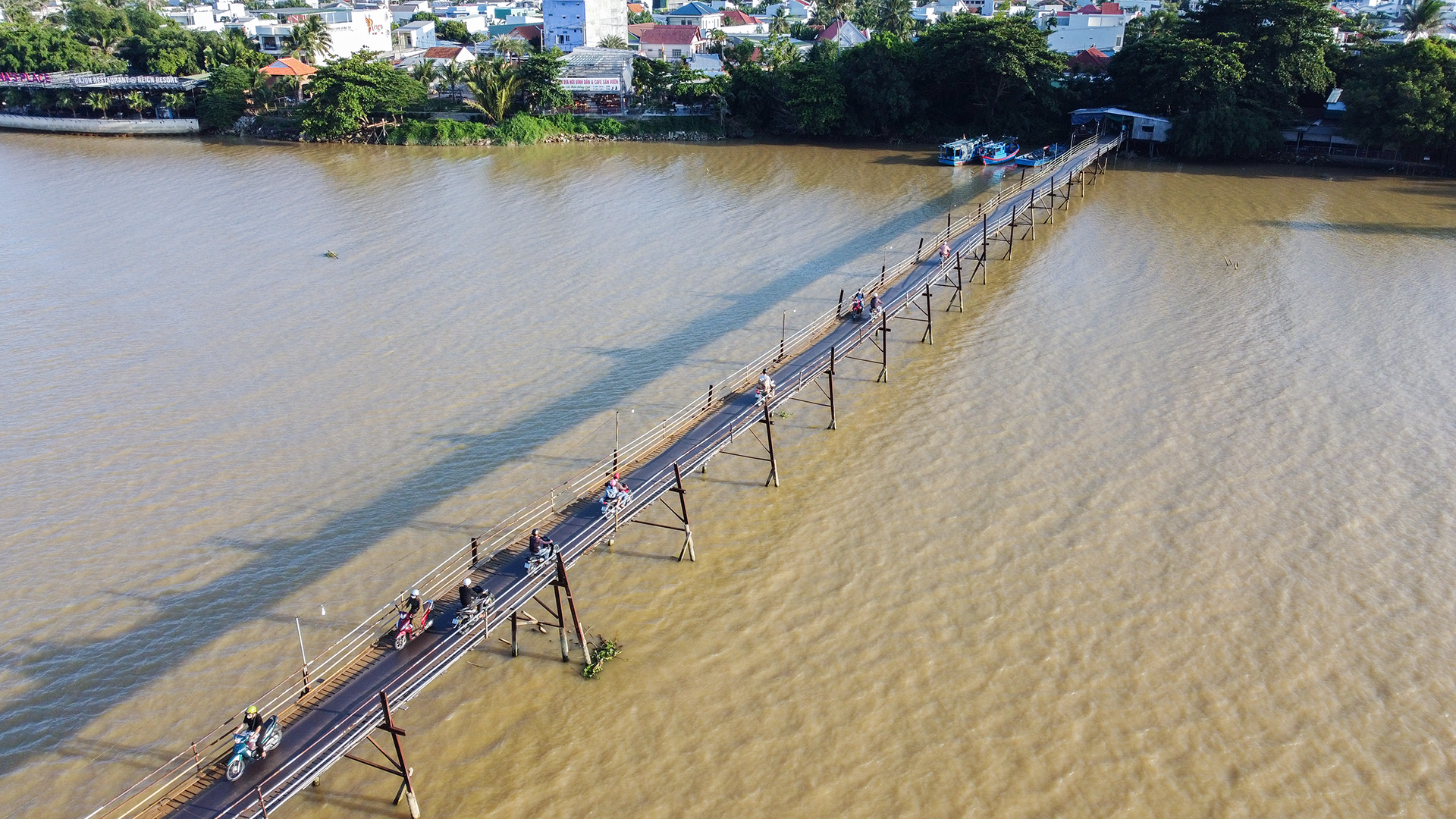 Nơm nớp nỗi lo khi đi cầu gỗ Phú Kiểng bắc qua sông Cái, TP Nha Trang 