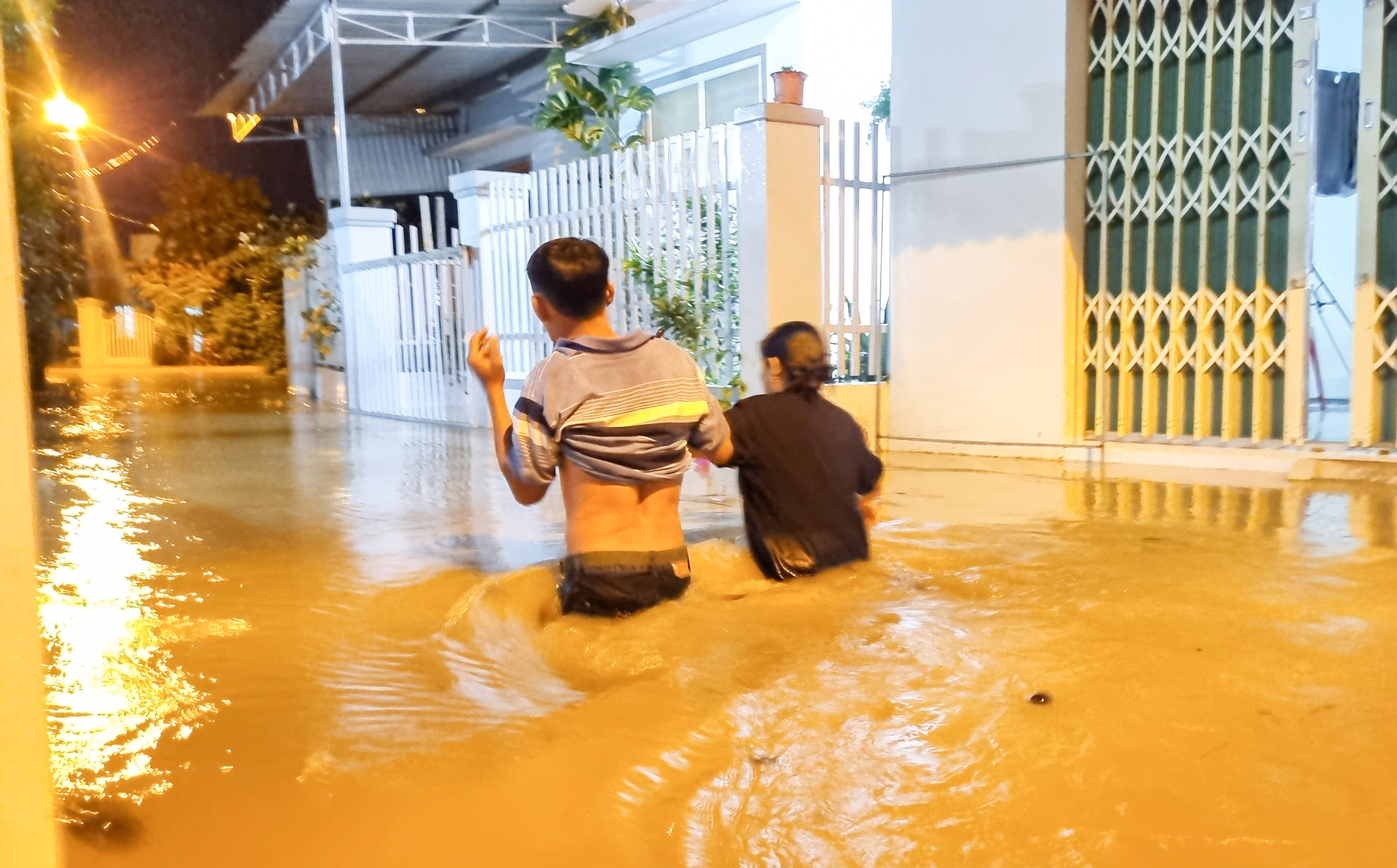 Hàng ngàn người ở Nha Trang chạy lũ trong đêm