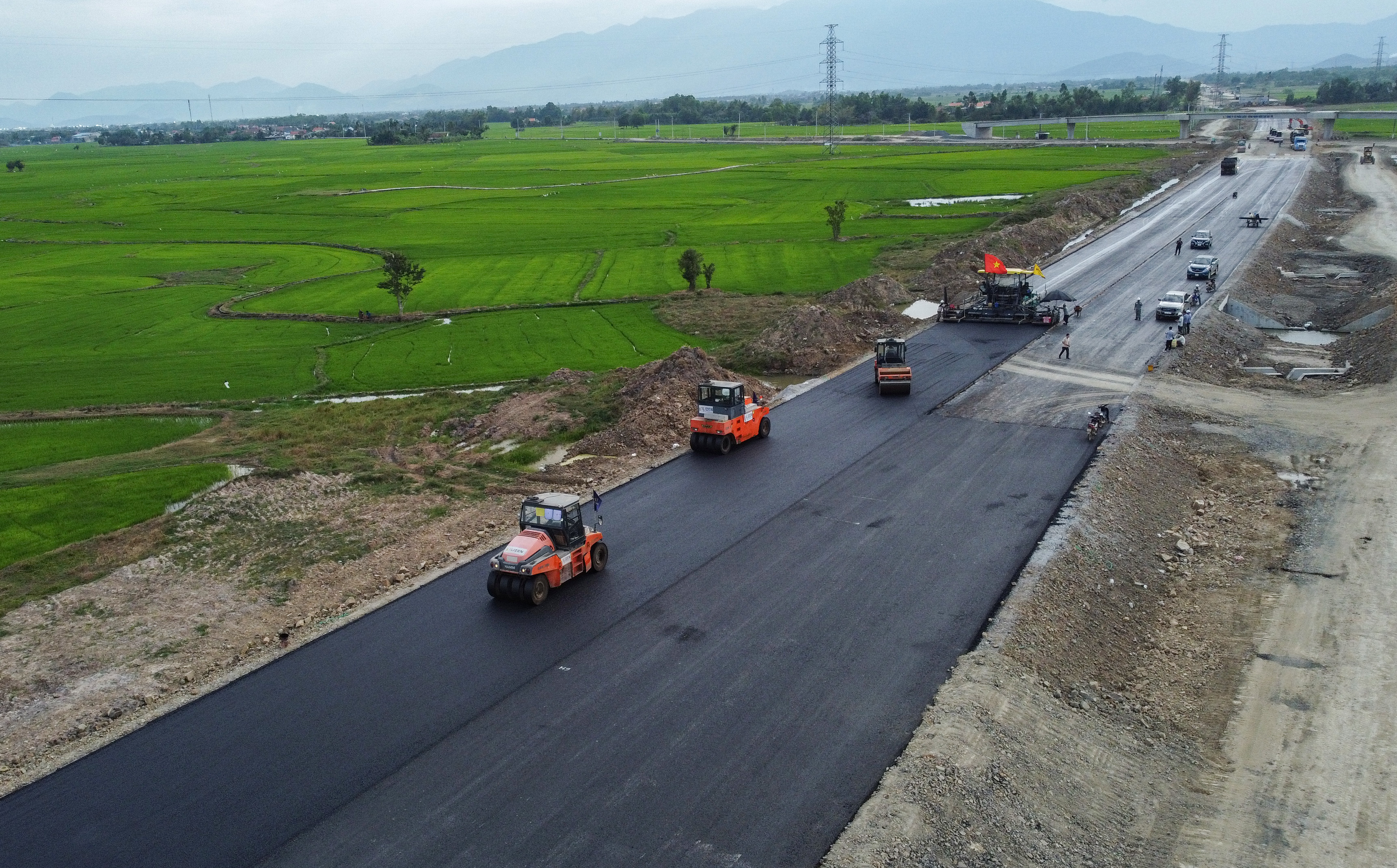 Vượt tiến độ, cao tốc Vân Phong - Nha Trang vẫn thi công xuyên Tết