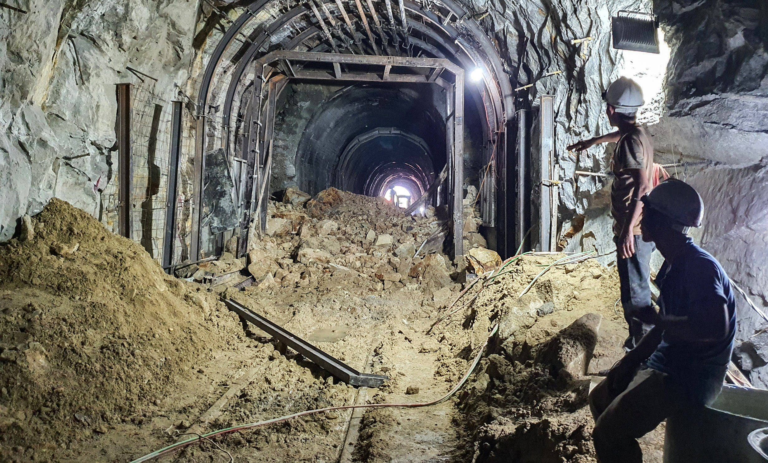 Cửa hầm đường sắt qua đèo Cả bị vùi lấp 2 ngày: Những hình ảnh bên trong hầm 
