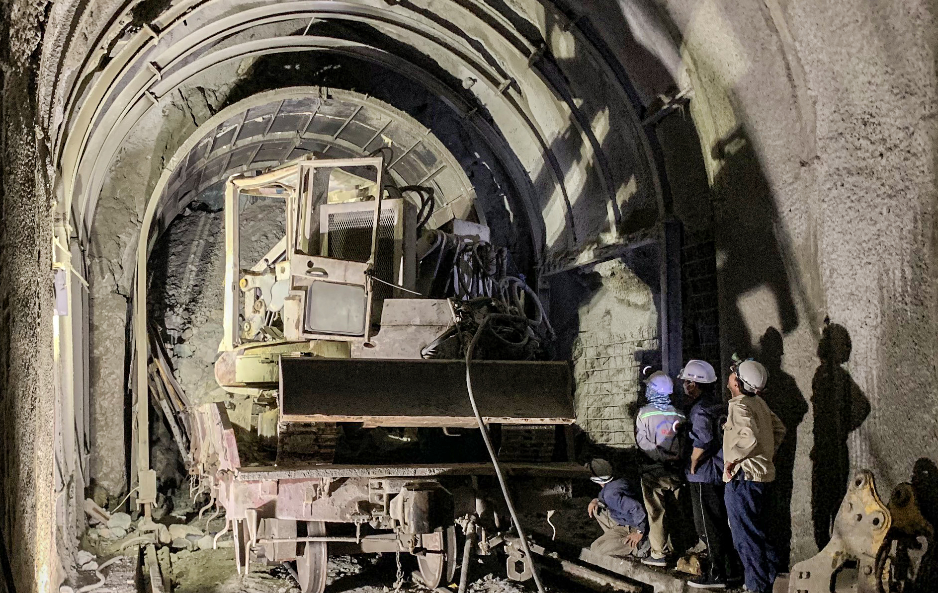 Bên trong hầm đường sắt Chí Thạnh bị sạt lở