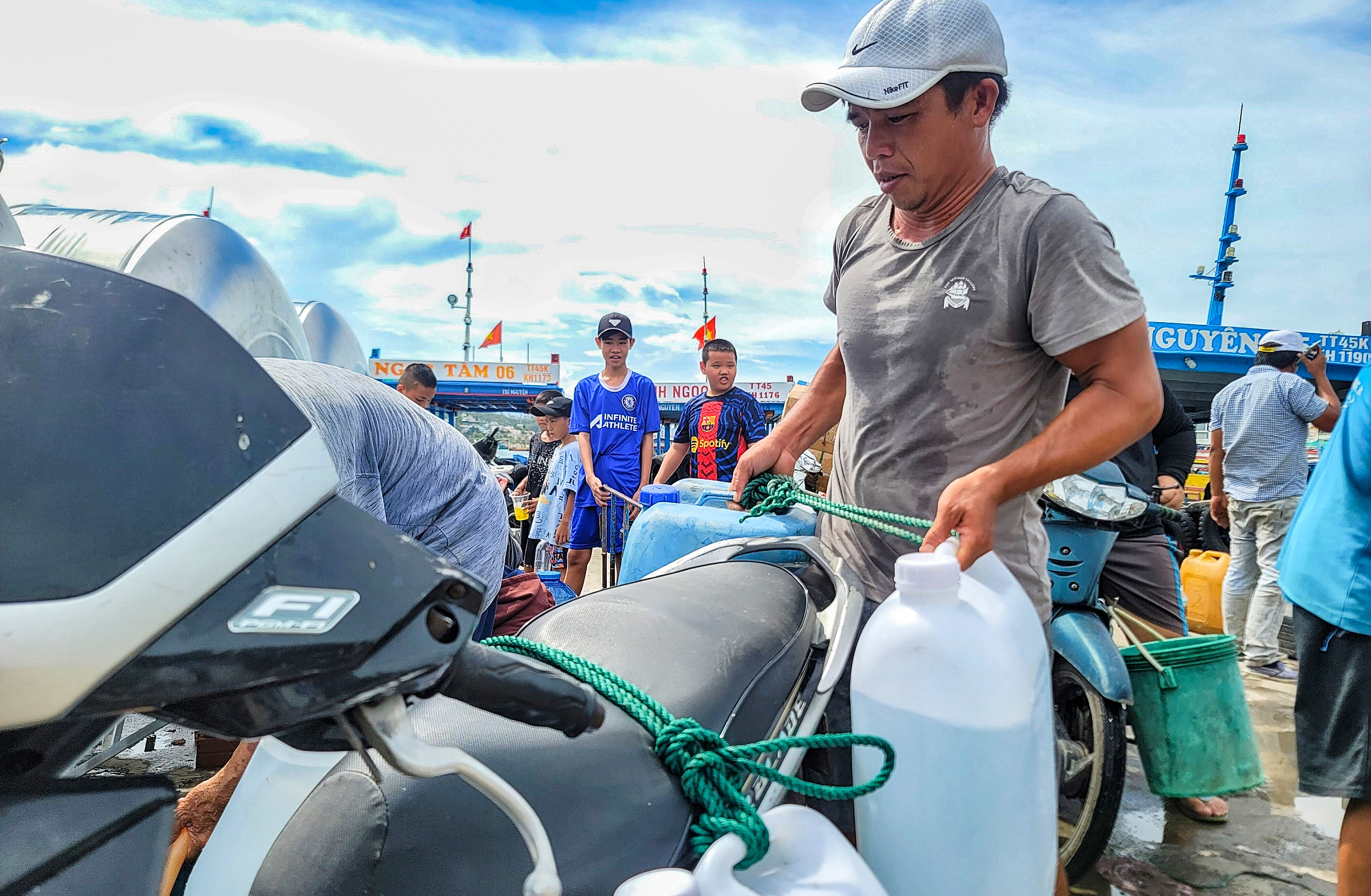 Vỡ ống nước sạch vượt biển, hàng ngàn người dân trên đảo ở Nha Trang gặp khó