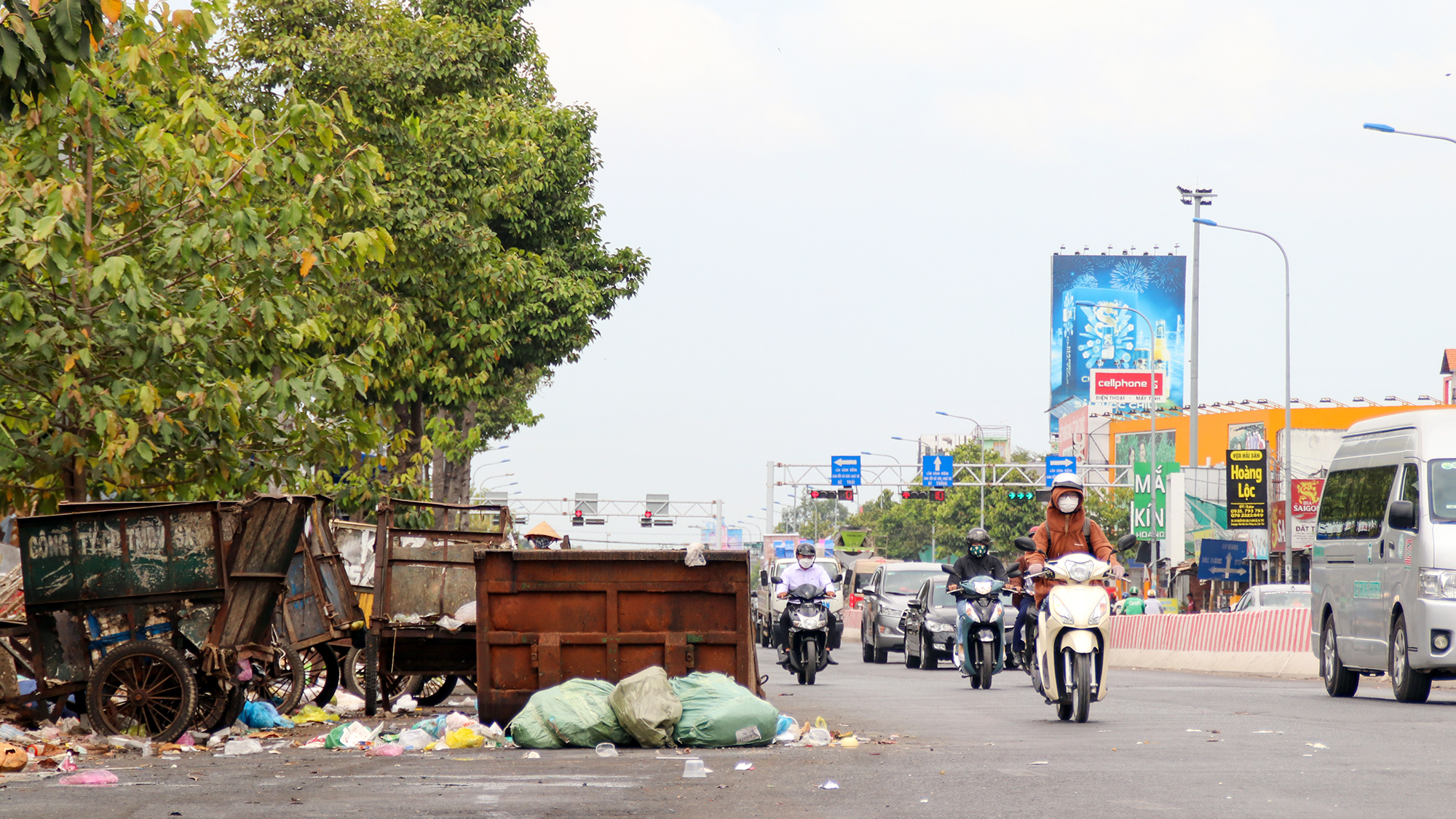 Cần Thơ: Chiếm lòng đường làm bãi tập kết rác gây mất an toàn giao thông