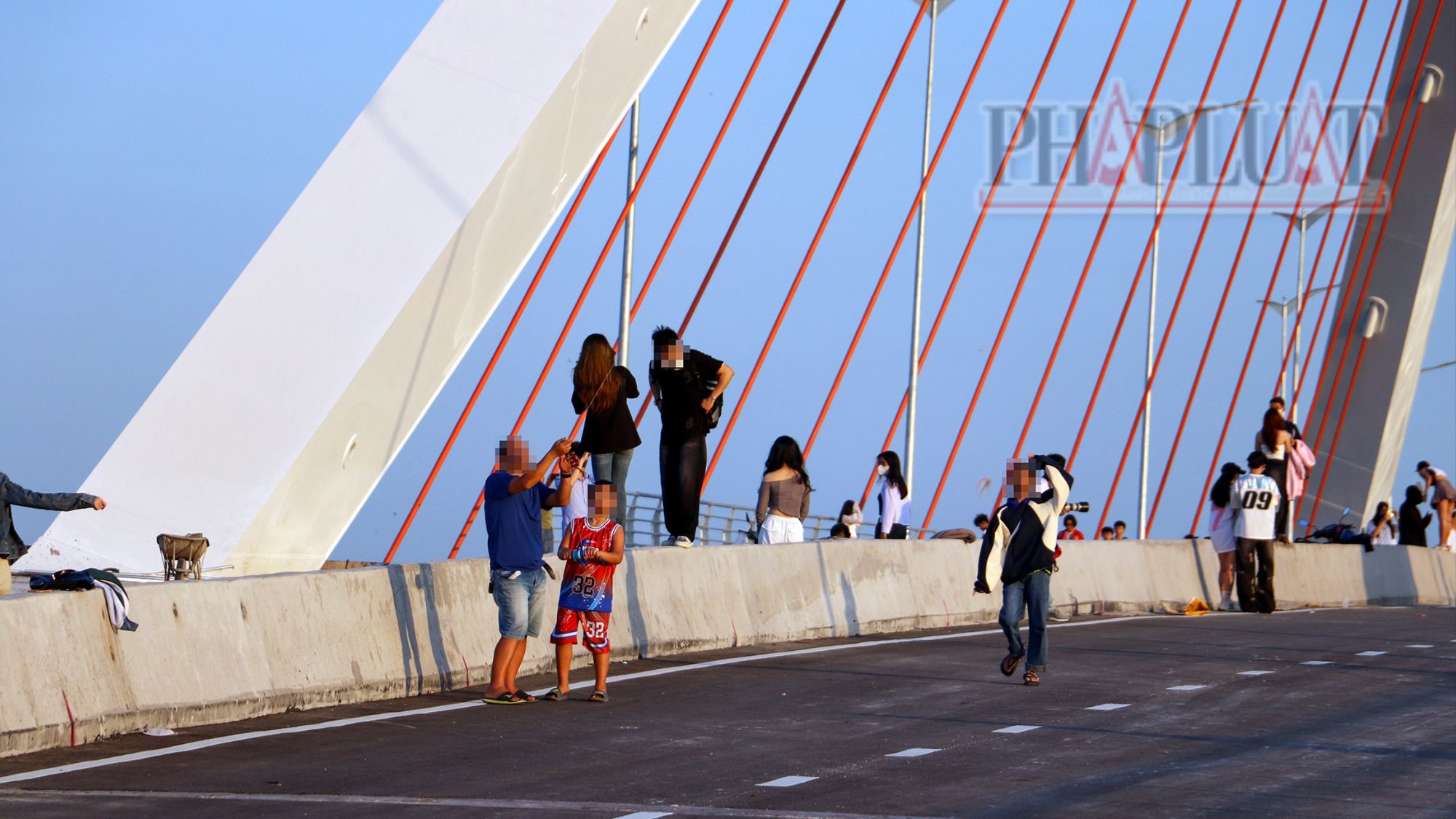 Cần Thơ: Nhiều người leo rào vào công trường cầu Trần Hoàng Na để chụp hình