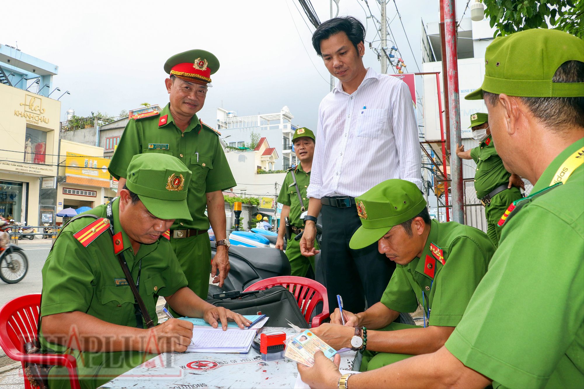 TP Cần Thơ ra quân xử lý xe đi ngược chiều trên đường Trần Hoàng Na