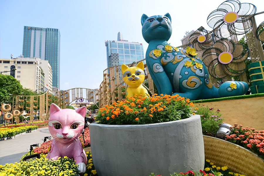 Linh vật mèo cổng chính đường hoa Nguyễn Huệ tết Quý Mão 2023. Ảnh: HOÀNG GIANG
