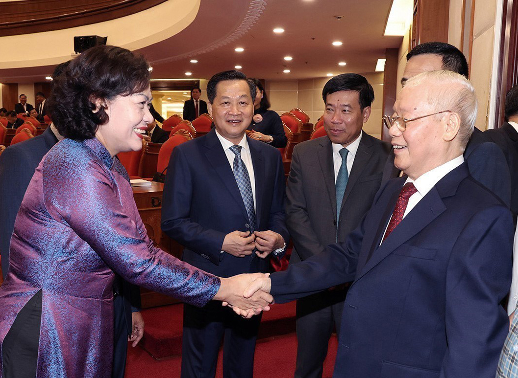 Tổng Bí thư Nguyễn Phú Trọng với các đại biểu dự Hội nghị Trung ương 9, khóa XIII. Ảnh: TTXVN