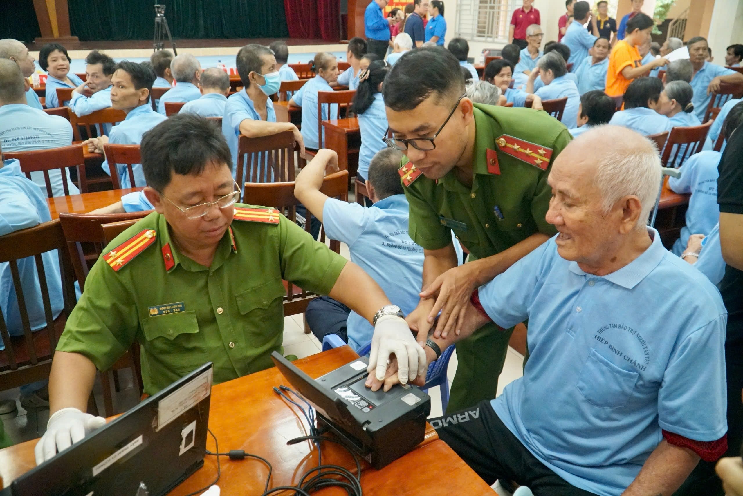 Công an TP.HCM cấp thẻ căn cước cho những người yếu thế tại Trung tâm Bảo trợ người tàn tật Hiệp Bình Chánh. Ảnh: HT