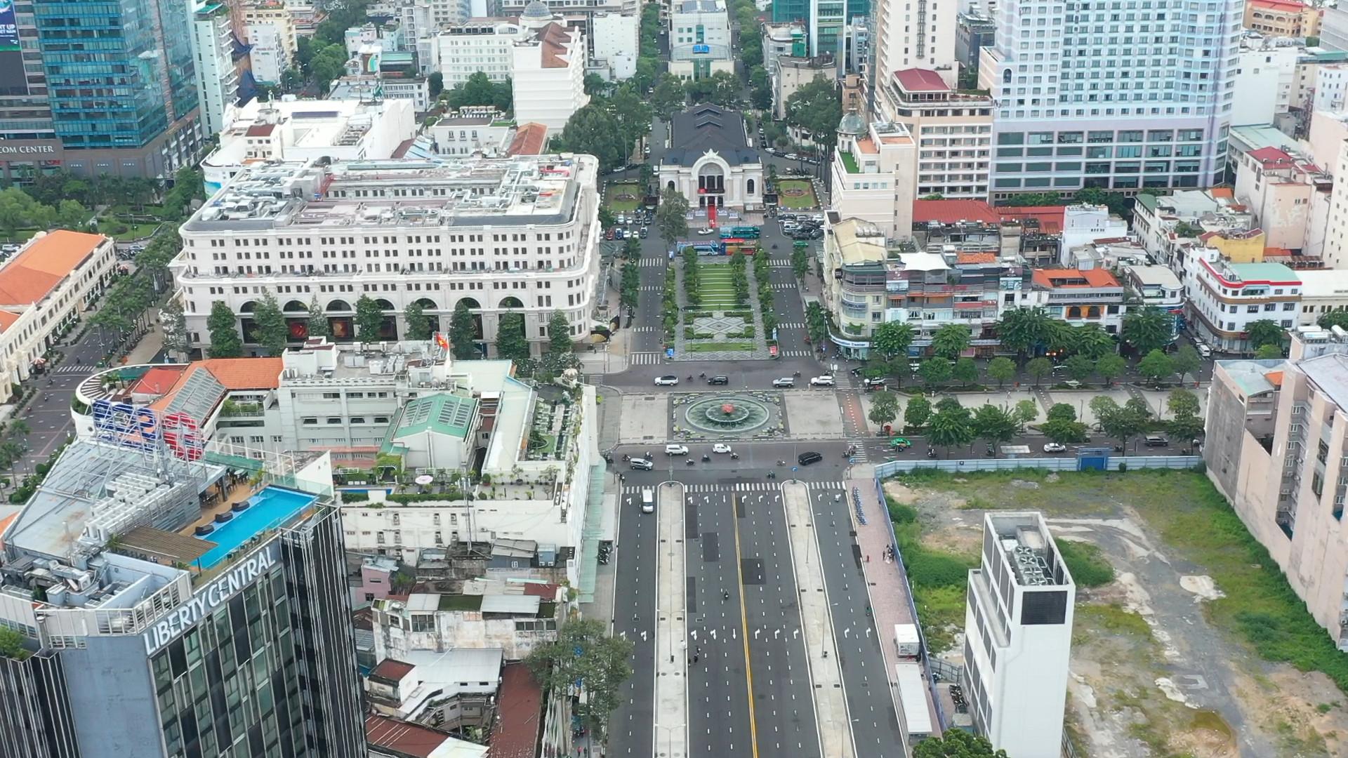 Lắp mái che cho tuyến phố Lê Lợi: Cần cả giải pháp trước mắt và lâu dài