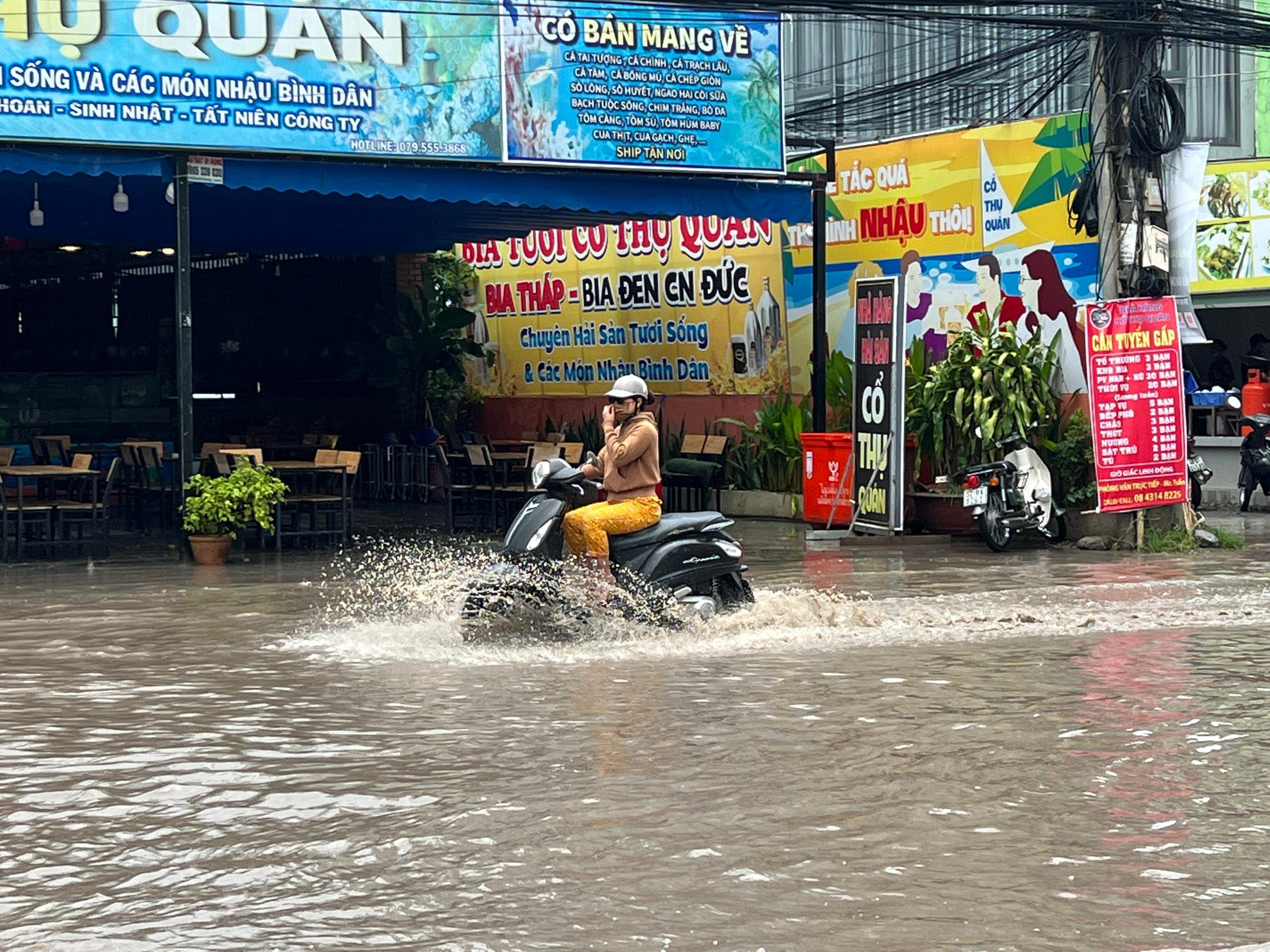 Sau cơn mưa lớn, đường Nguyễn Xiển hóa sông