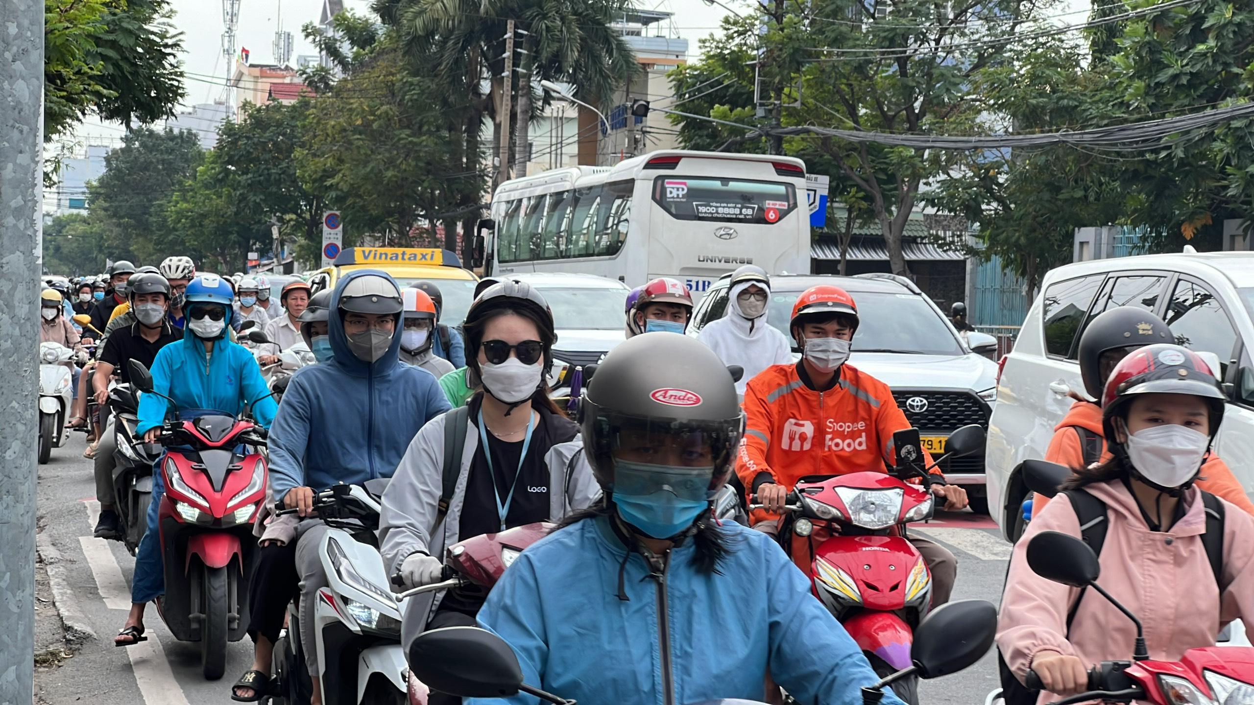 Liên tục ùn tắc trên đường Nguyễn Tất Thành, quận 4, TP.HCM