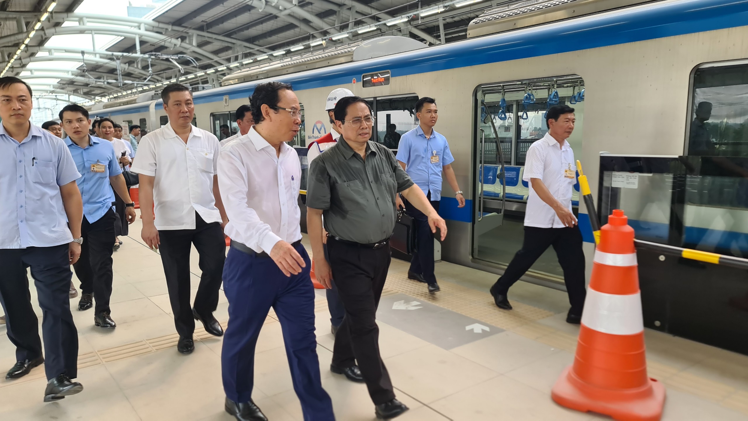 Thủ tướng Chính phủ đi thử tàu metro số 1 Bến Thành - Suối Tiên