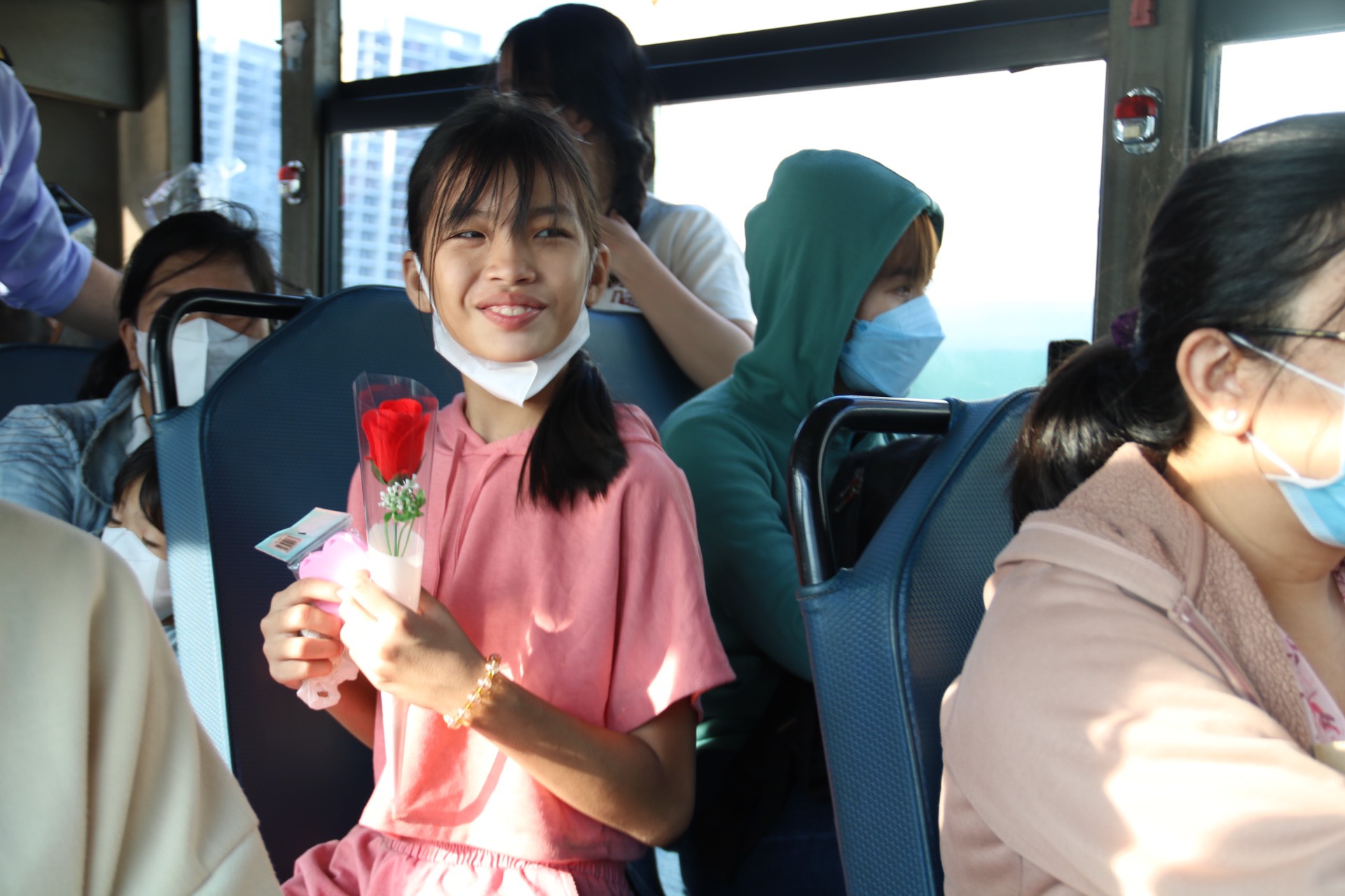 Tài xế xe buýt 6 năm liền tặng quà cho khách là phụ nữ, trẻ em