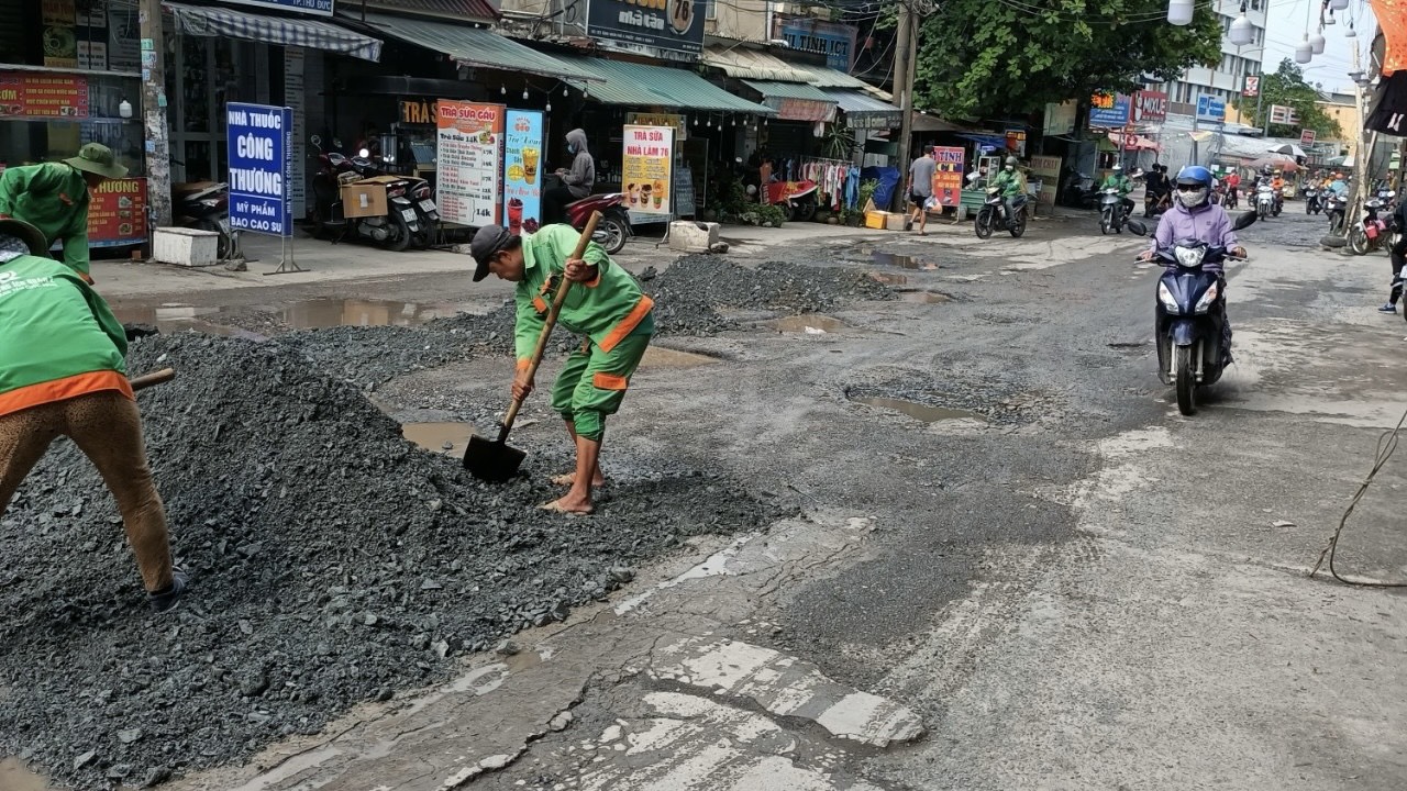 Đang khắc phục hư hỏng trên đường Tăng Nhơn Phú, TP Thủ Đức