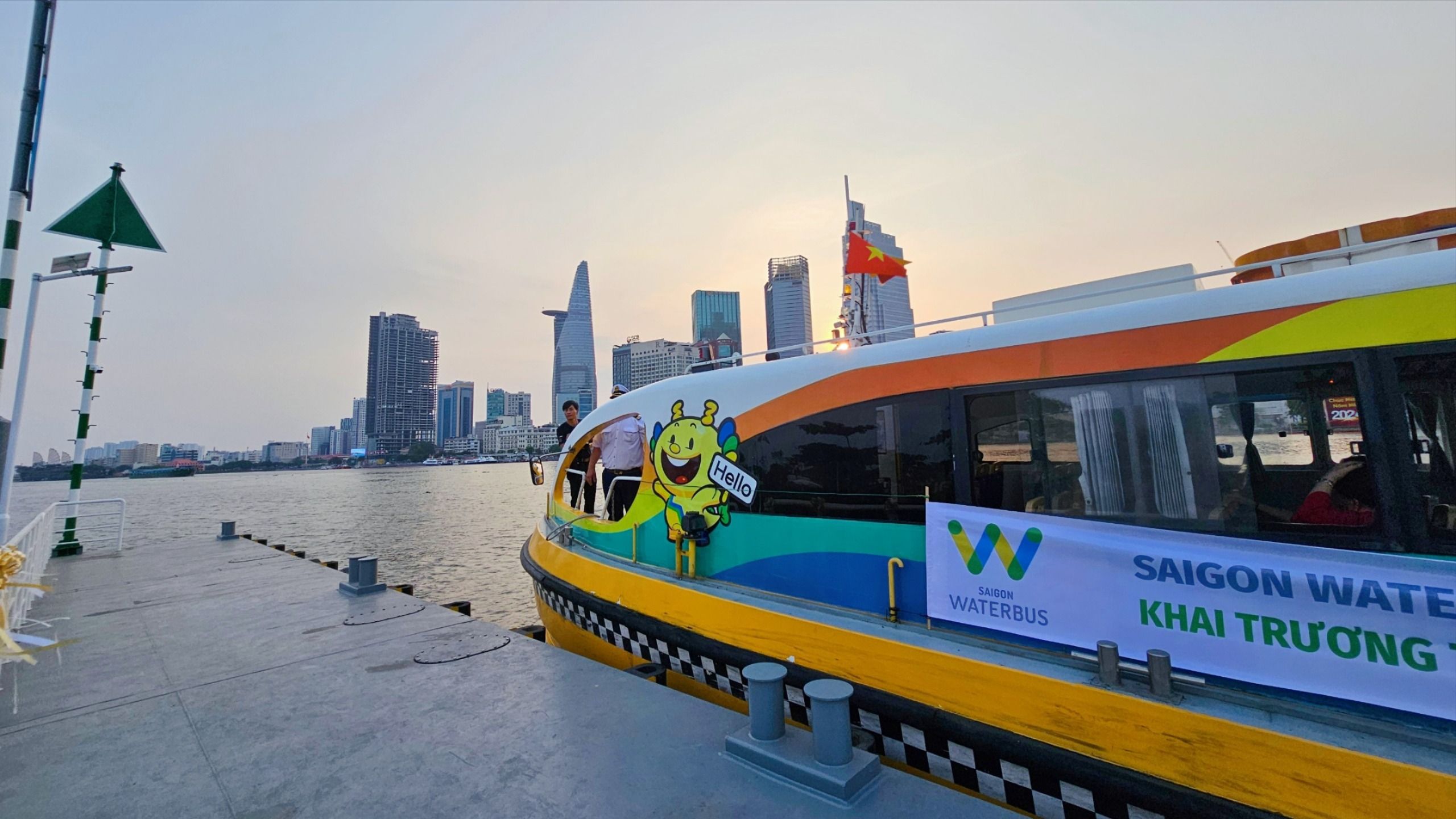 Trước thềm năm mới, du khách có thể đi buýt sông từ Công viên bờ sông Sài Gòn