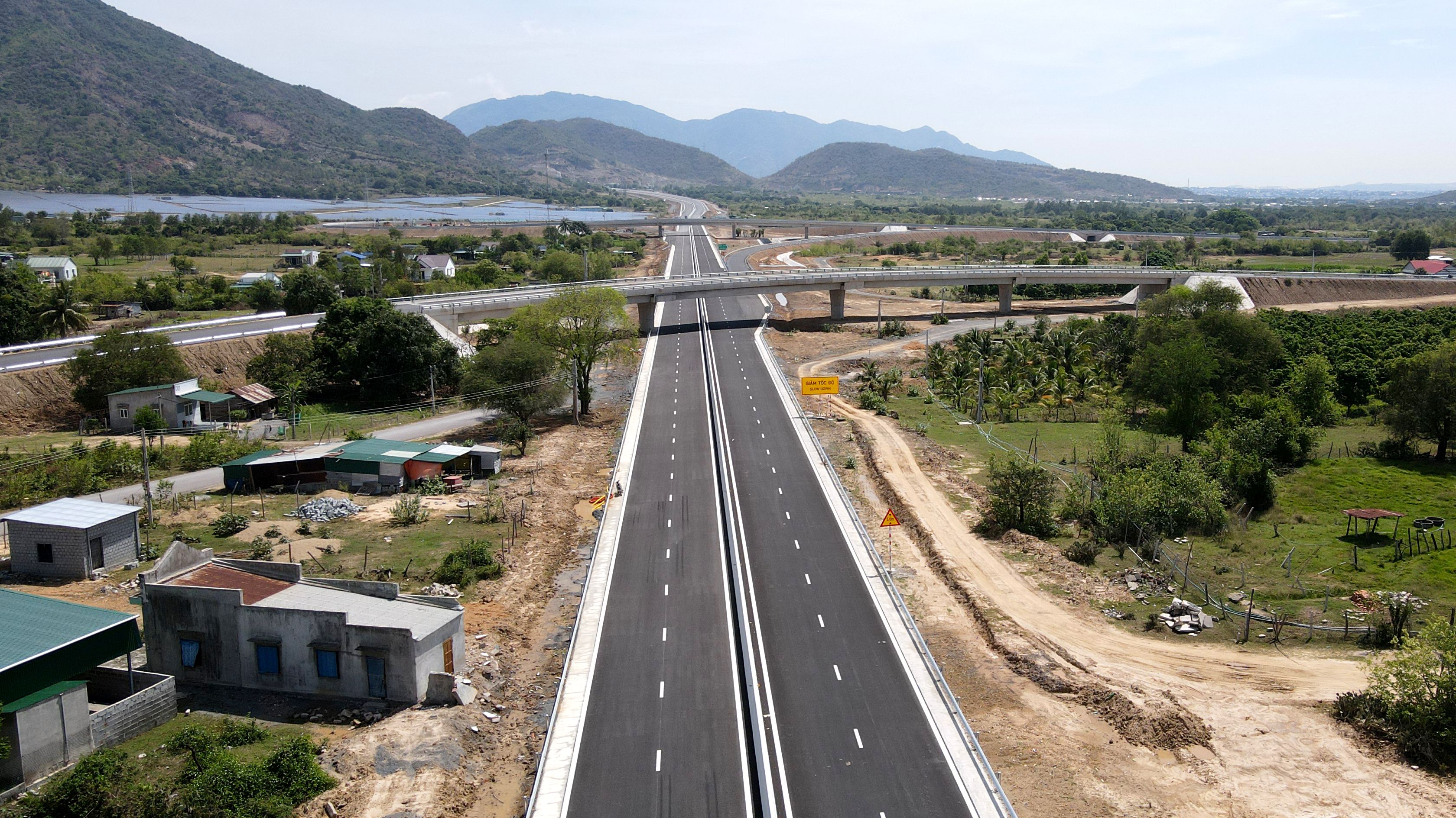 Thông xe cao tốc Nha Trang - Cam Lâm, kết nối các vùng kinh tế trọng điểm