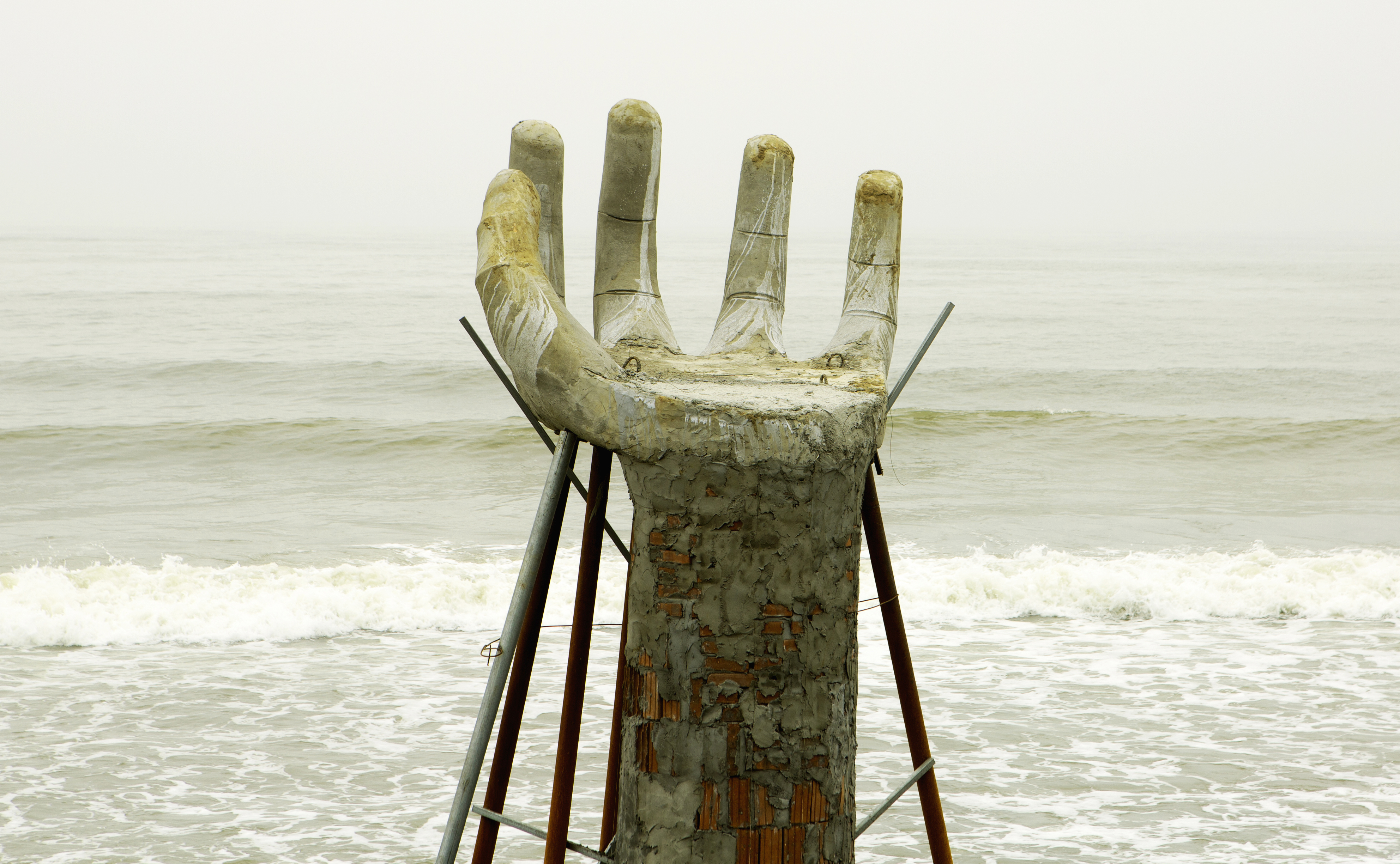 Du khách bất ngờ với 5 bàn tay khổng lồ mọc trên bờ biển ở Thanh Hóa