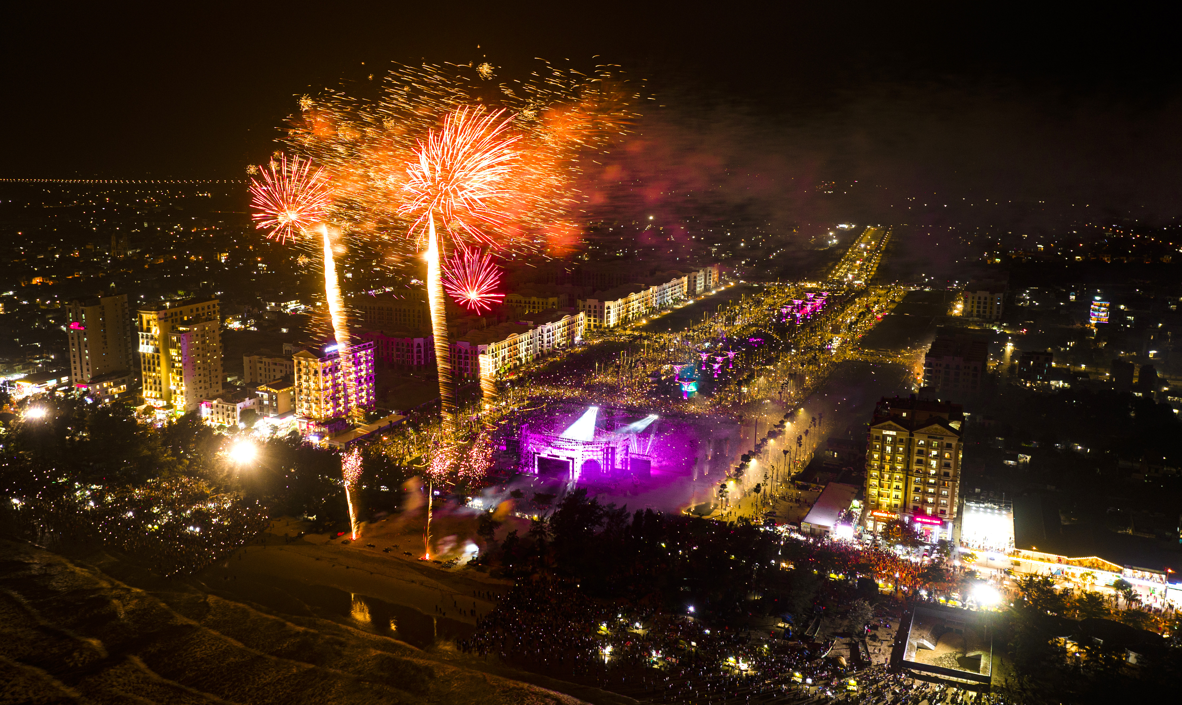 Hàng trăm ngàn người tham gia đêm khai hội du lịch biển Sầm Sơn năm 2023