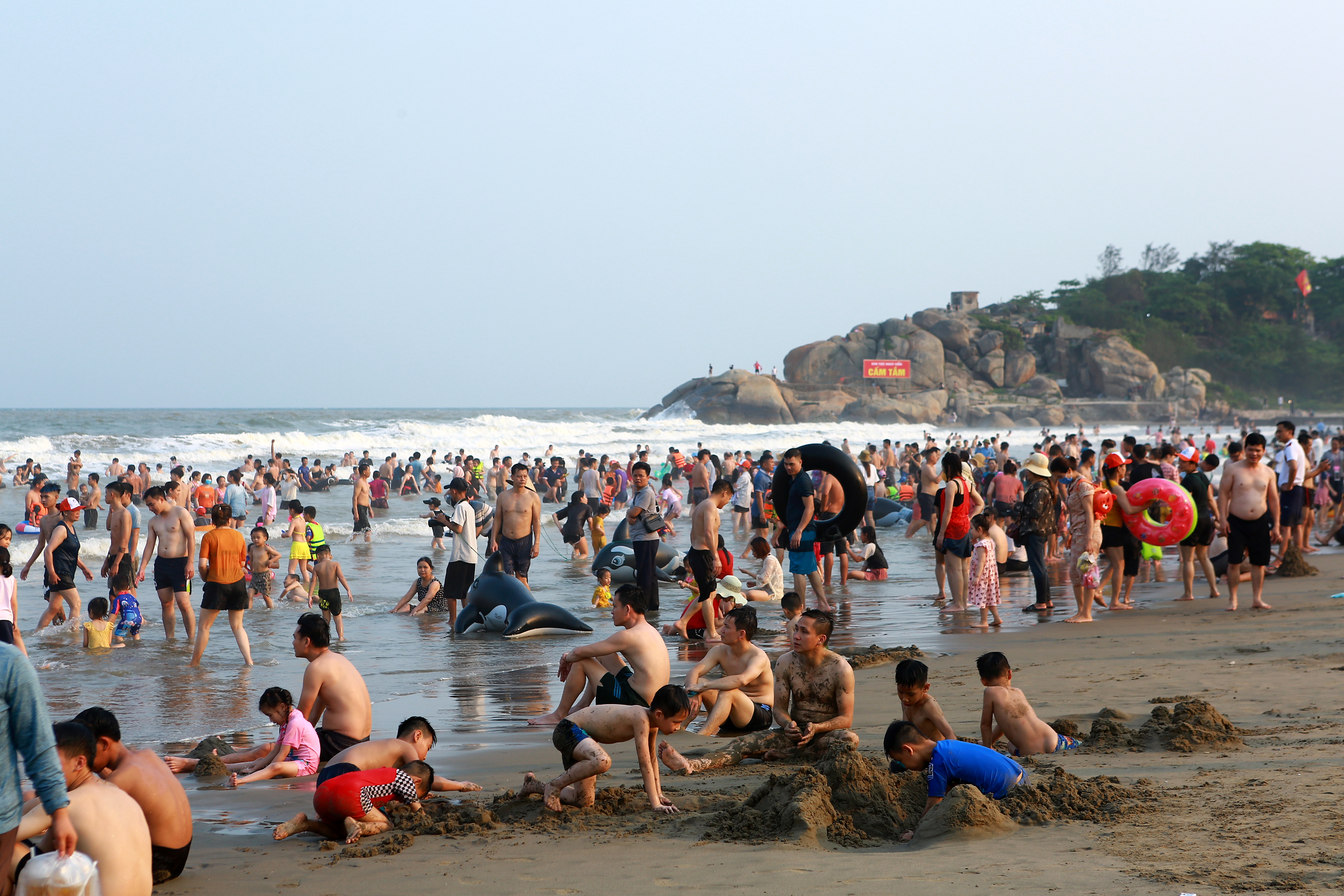 Biển Sầm Sơn đông nghịt người giữa chuỗi ngày nắng nóng ở Thanh Hóa