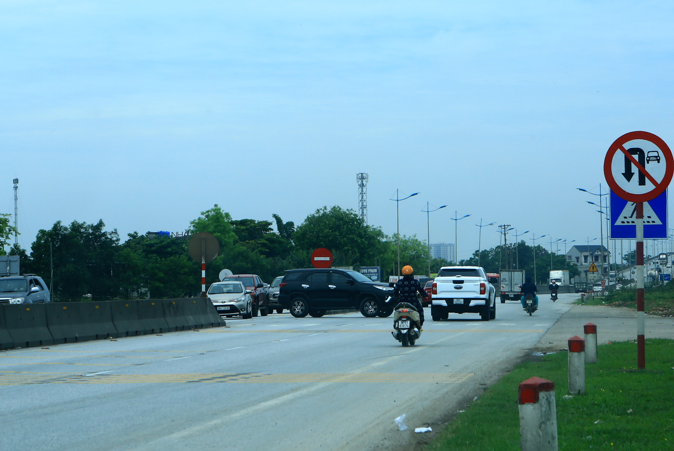 Phớt lờ biển cấm, nhiều ô tô vẫn quay đầu ở điểm đen giao thông tại Thanh Hóa