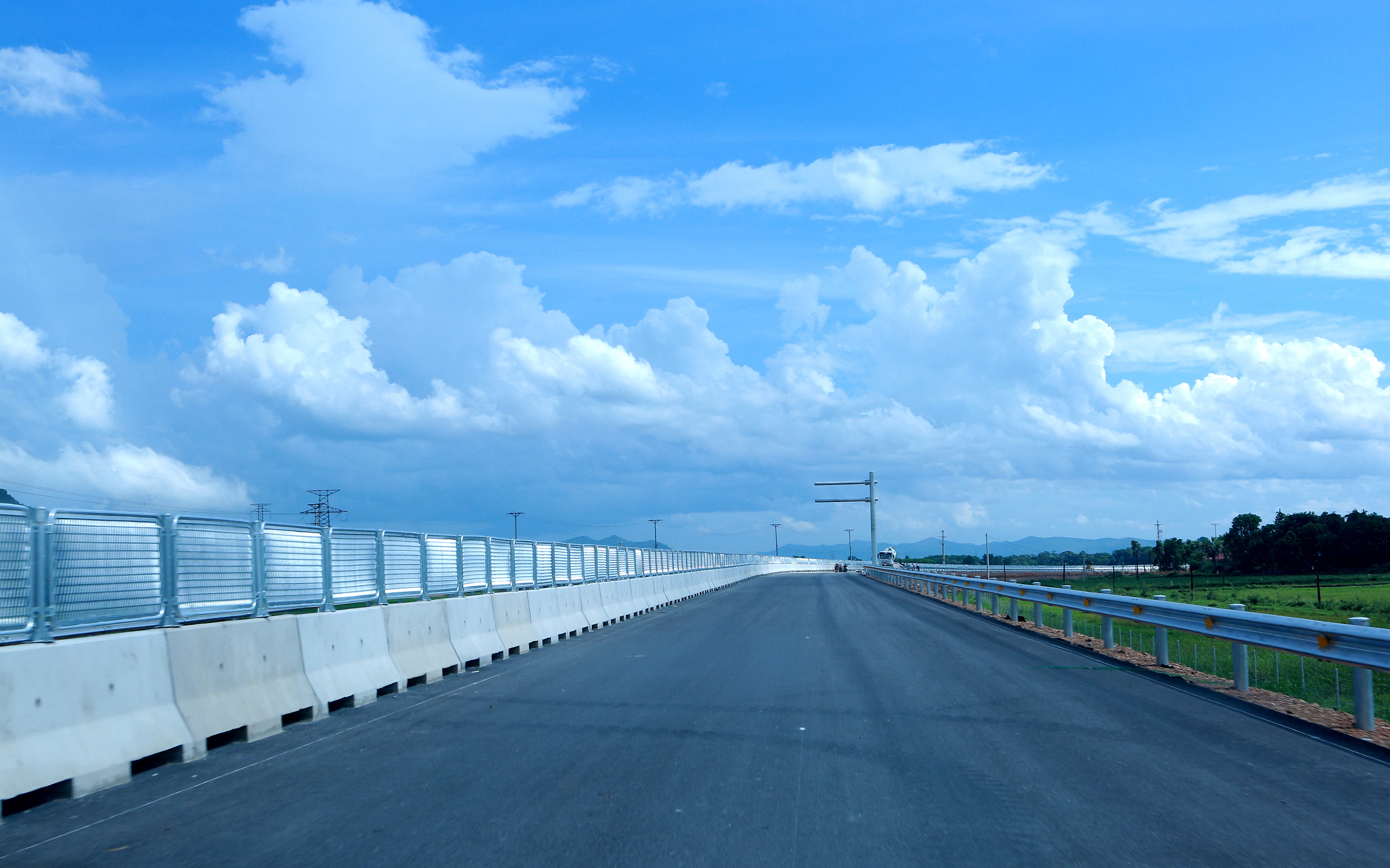 Cận cảnh cao tốc Quốc lộ 45 - Nghi Sơn - Diễn Châu trước ngày thông xe
