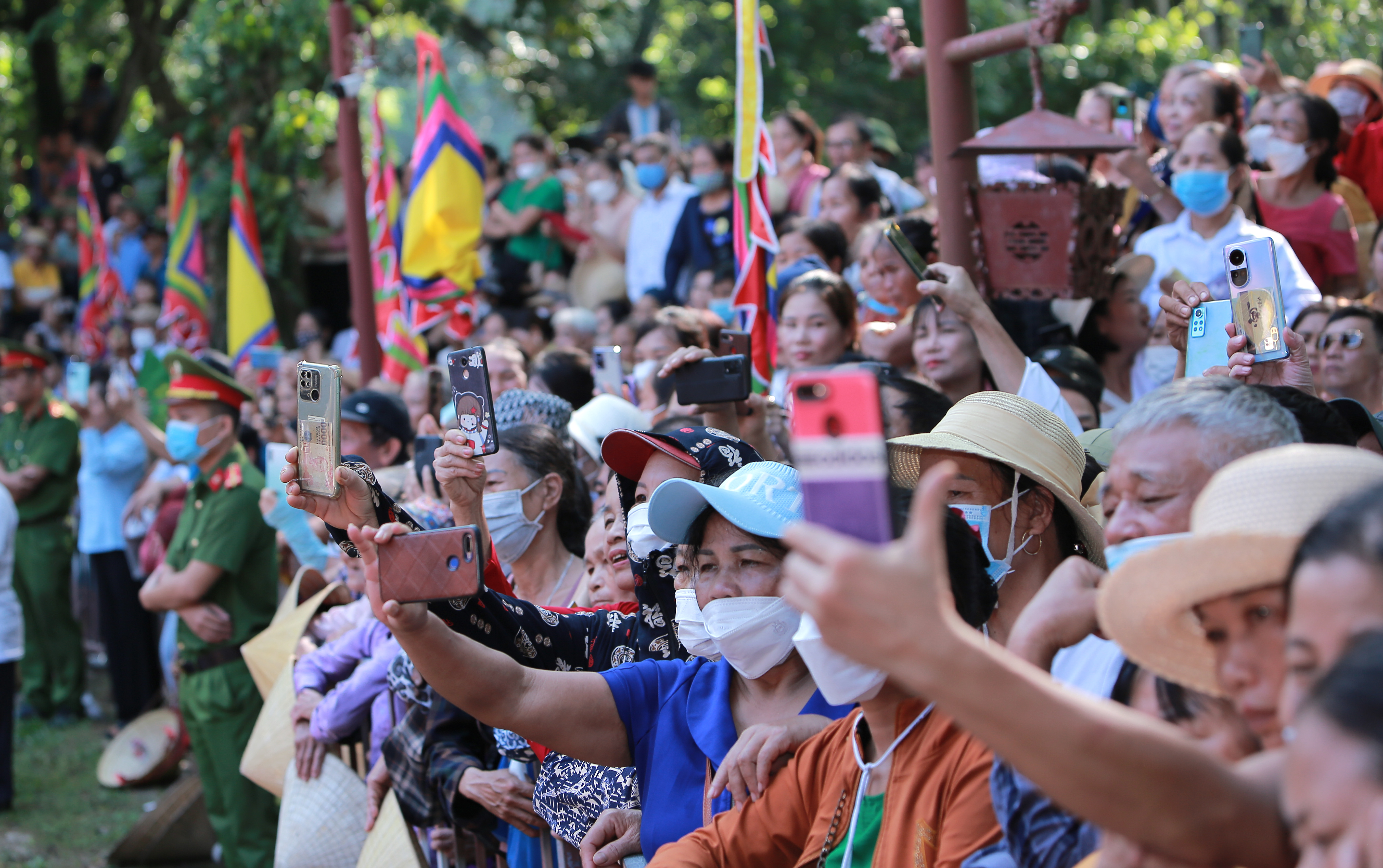 Hàng ngàn người chen chân trẩy hội Lam Kinh 2023 ở Thanh Hóa