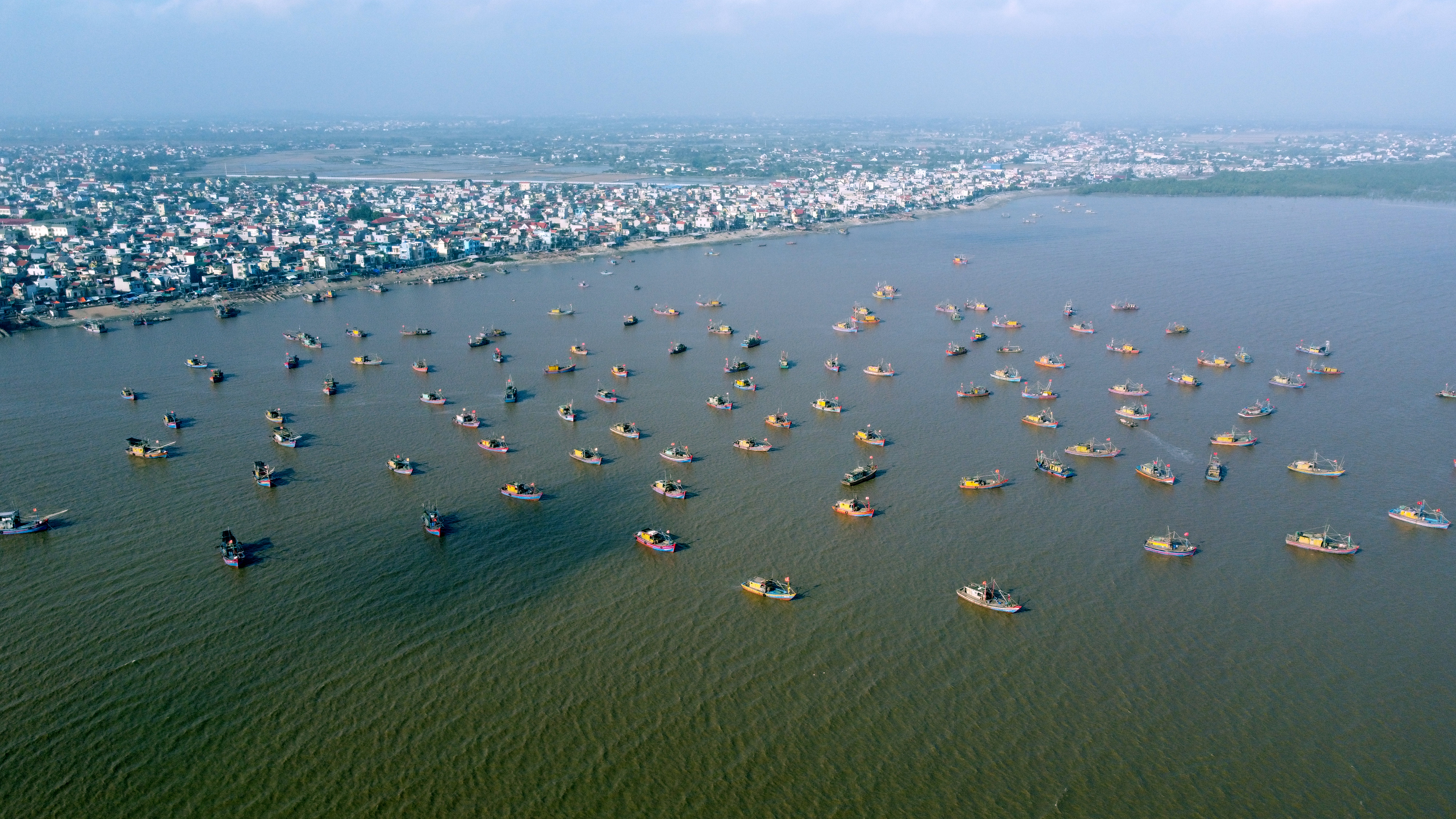 Cận cảnh làng biển có mật độ dân số cao nhất Việt Nam