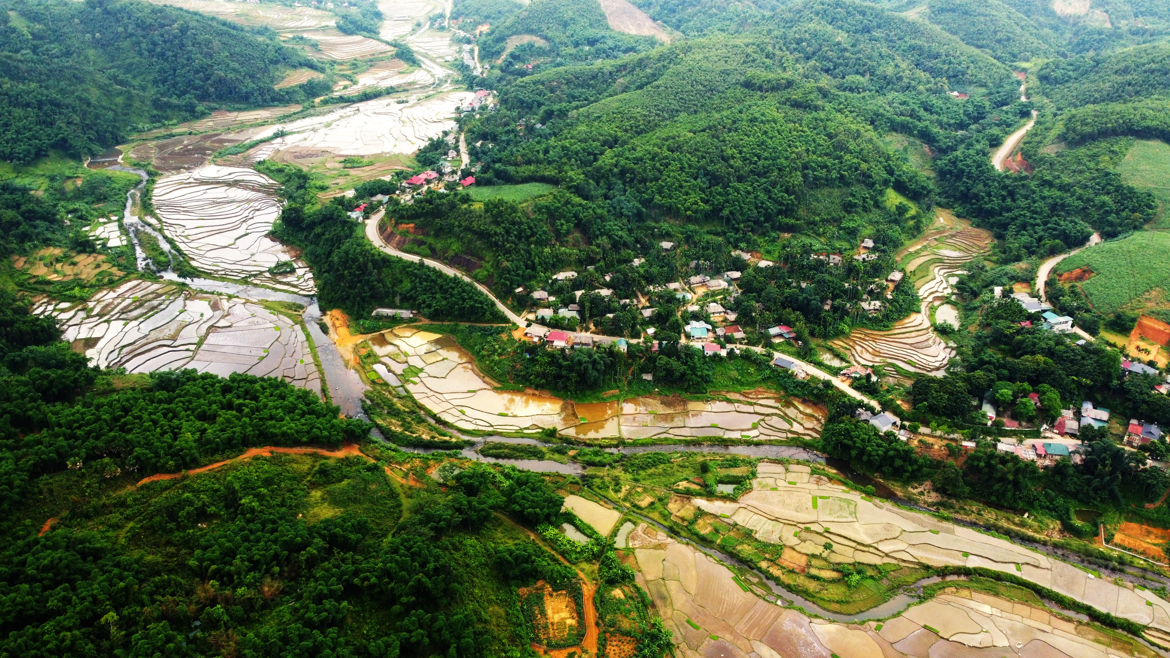Khung cảnh thơ mộng ruộng bậc thang mùa con nước ở Thanh Hóa