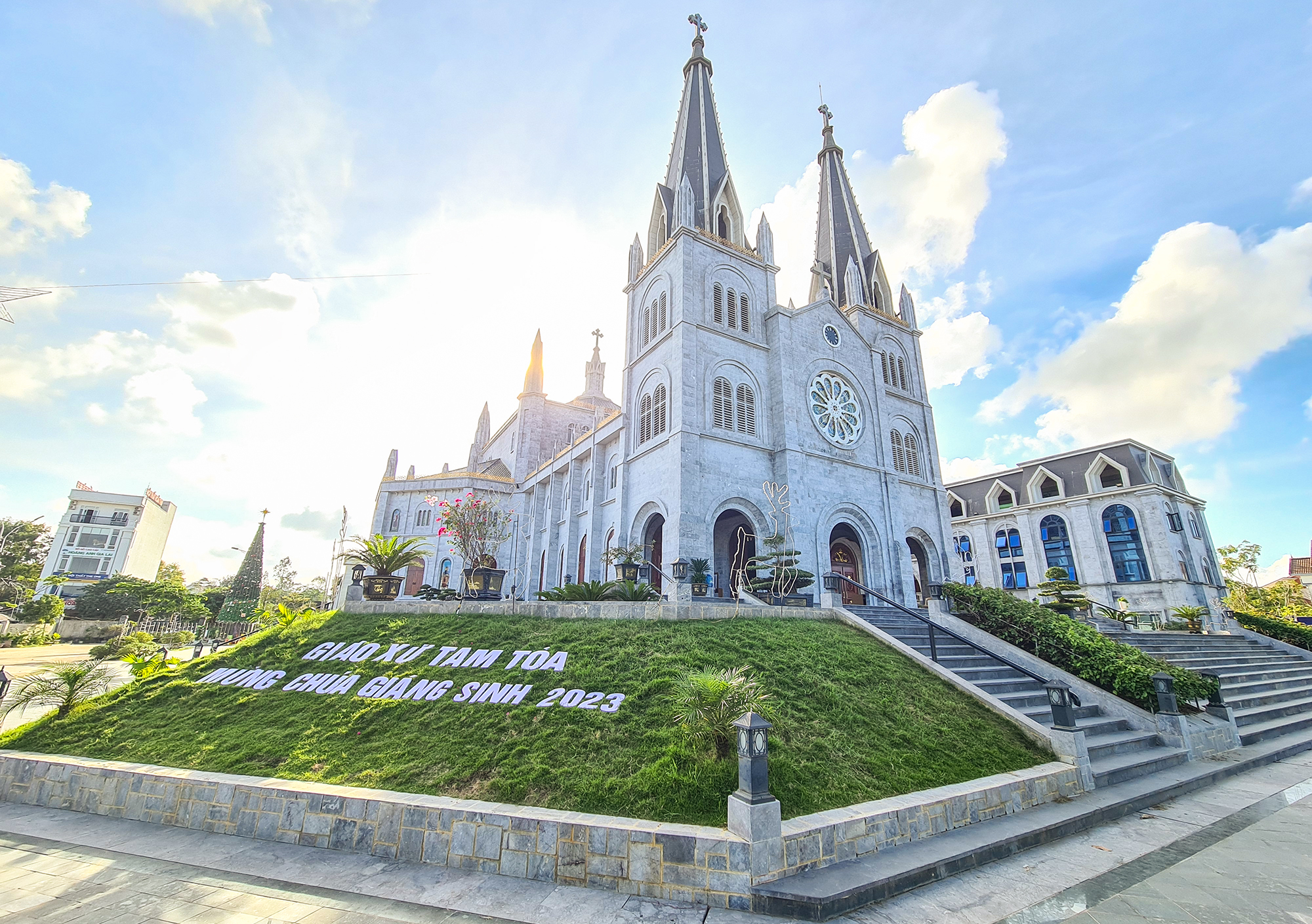 Chiêm ngưỡng nhà thờ được xây dựng từ hơn 1000 khối đá ở Quảng Bình.