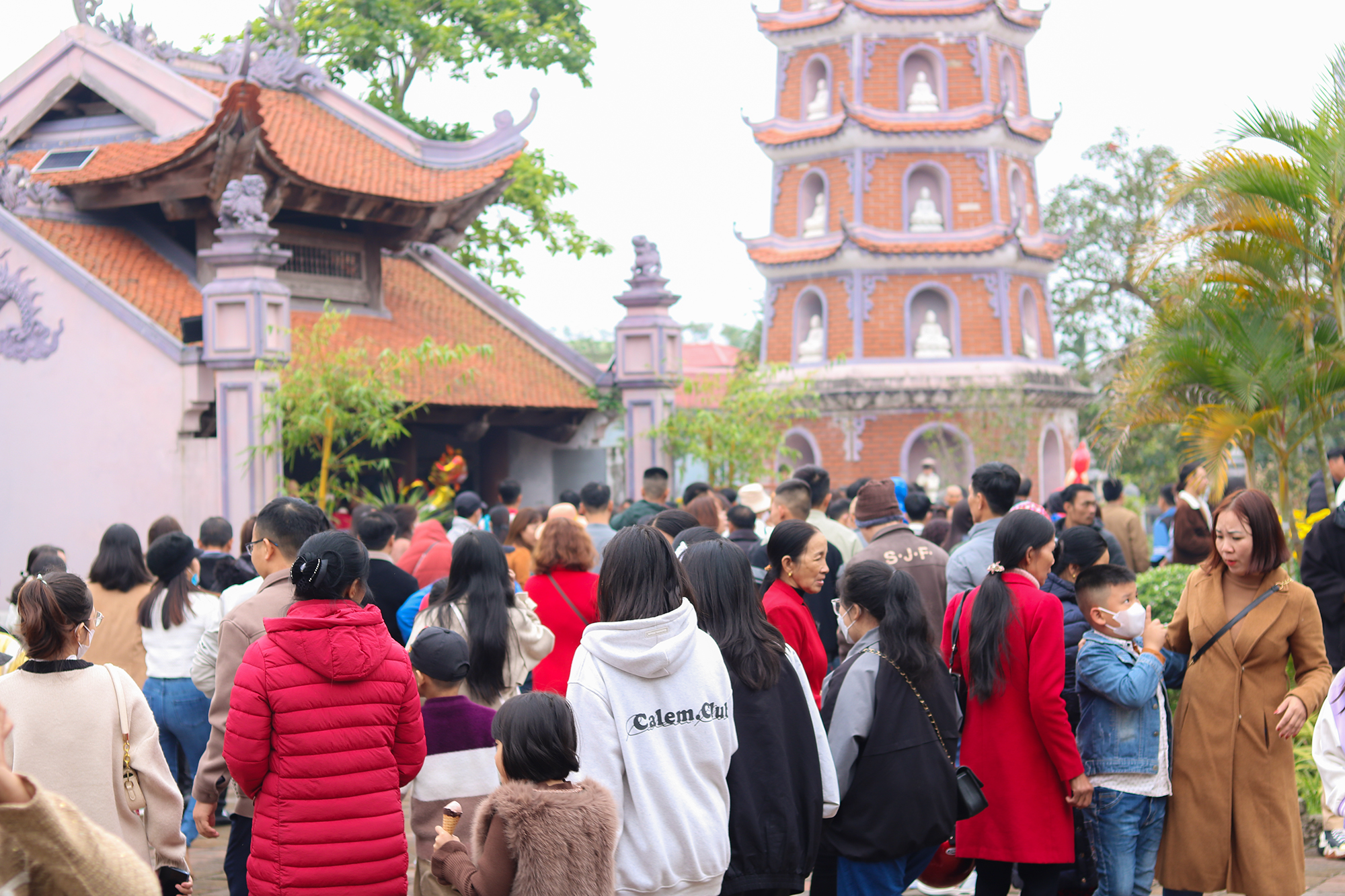 Quảng Bình: Đông đảo người dân đi cầu an ở ngôi chùa cổ hơn 700 năm 