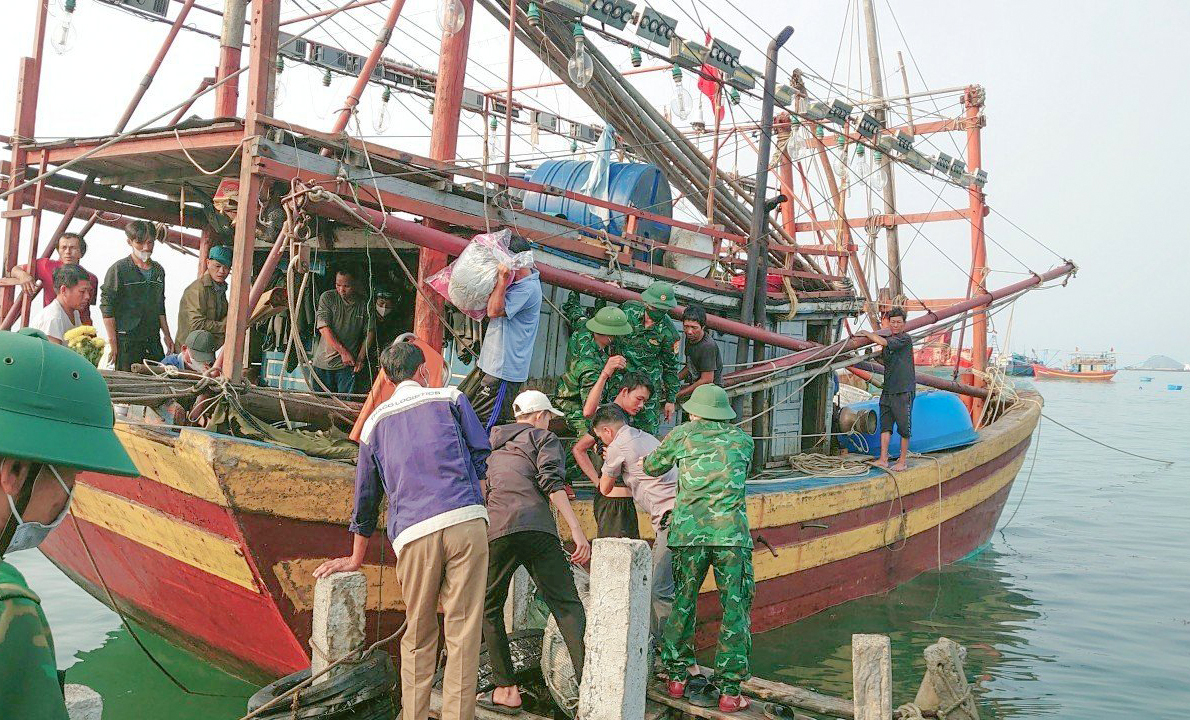 Hình ảnh những ngư dân gặp nạn thoát ‘cửa tử thần’ trở về