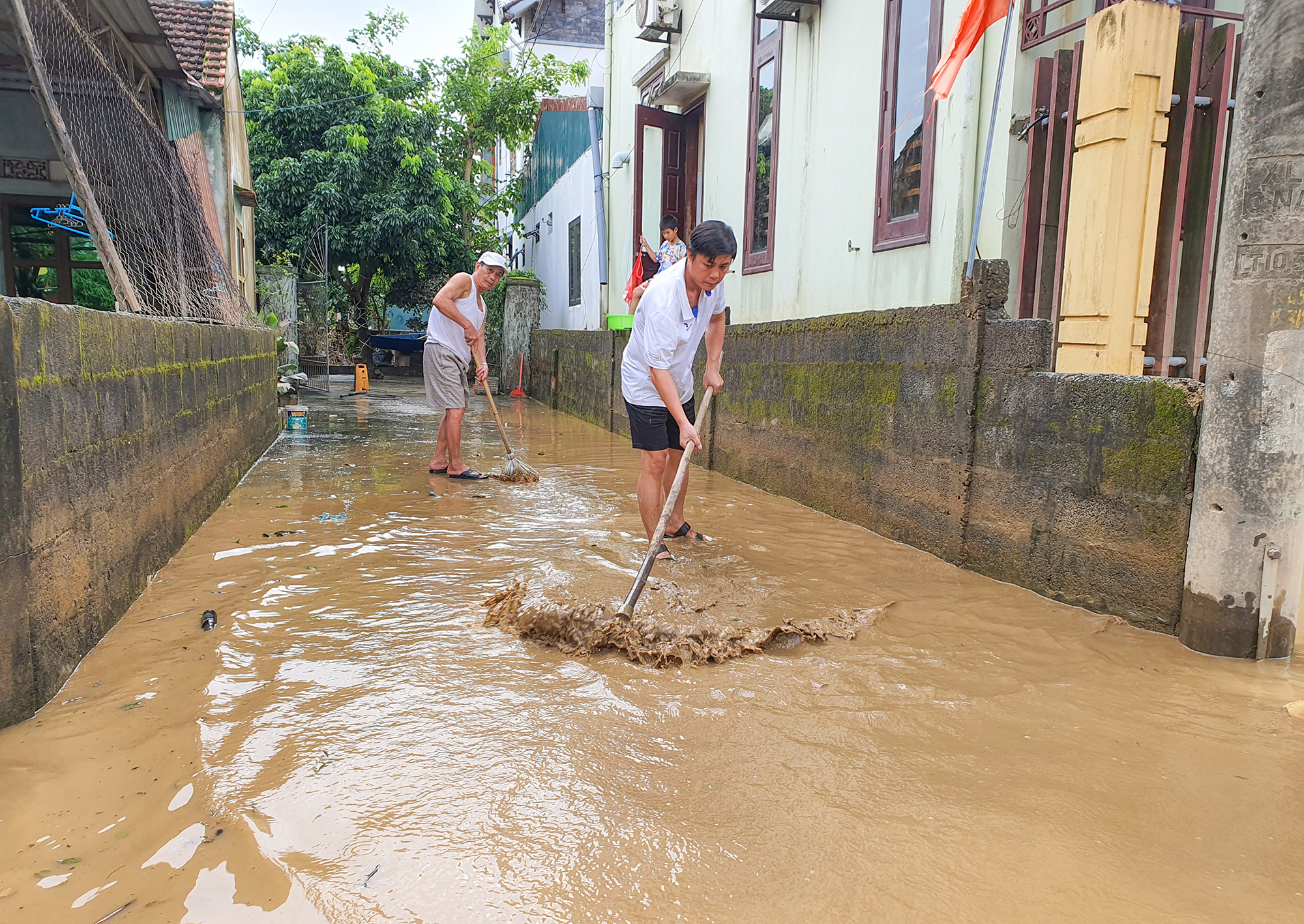 Người dân Quảng Bình tất bật dọn bùn ngay khi lũ rút